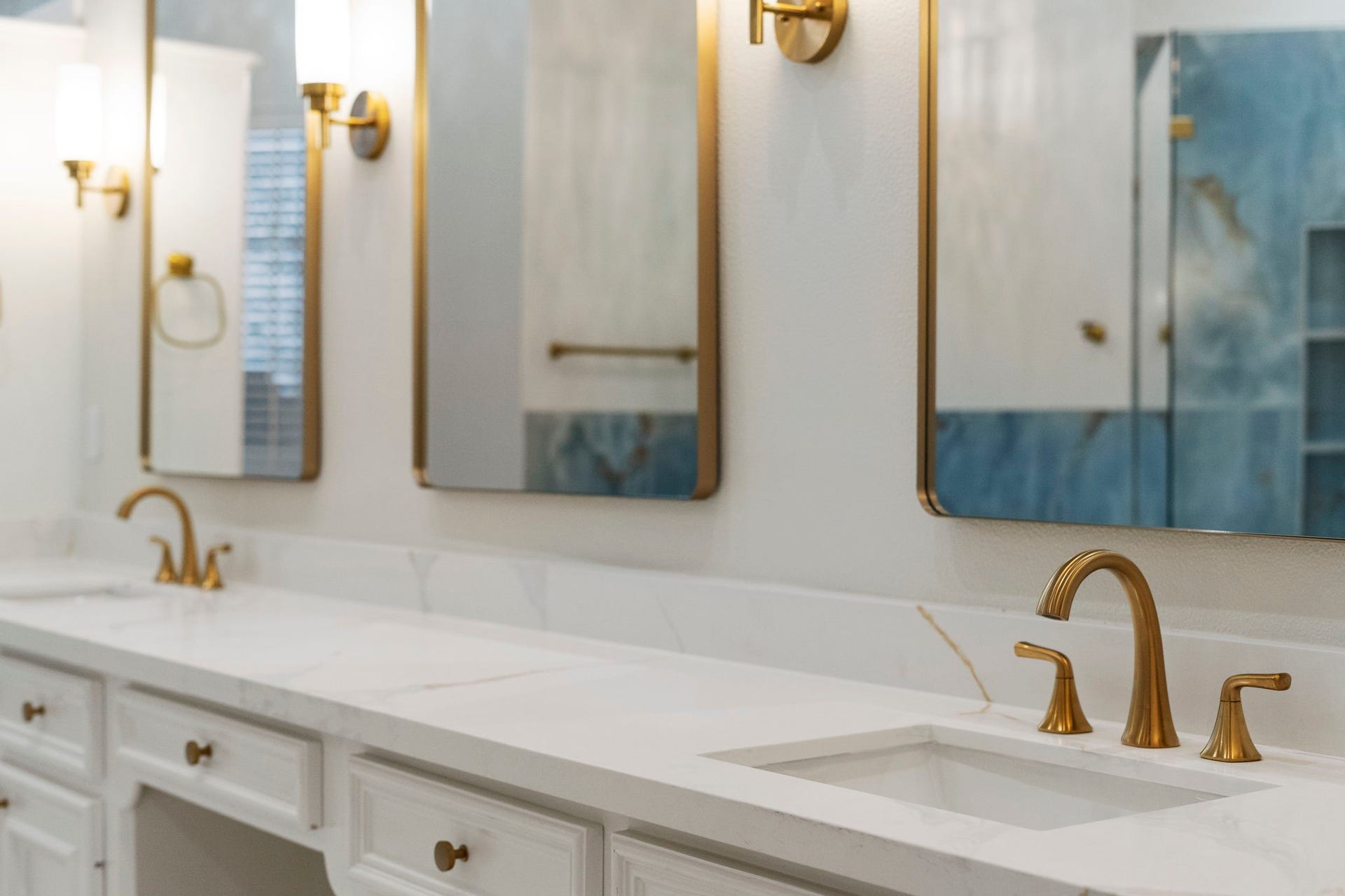 7322 Greatwood Lake Drive, Sugar Land, TX 77479 Modern, elegant finishes