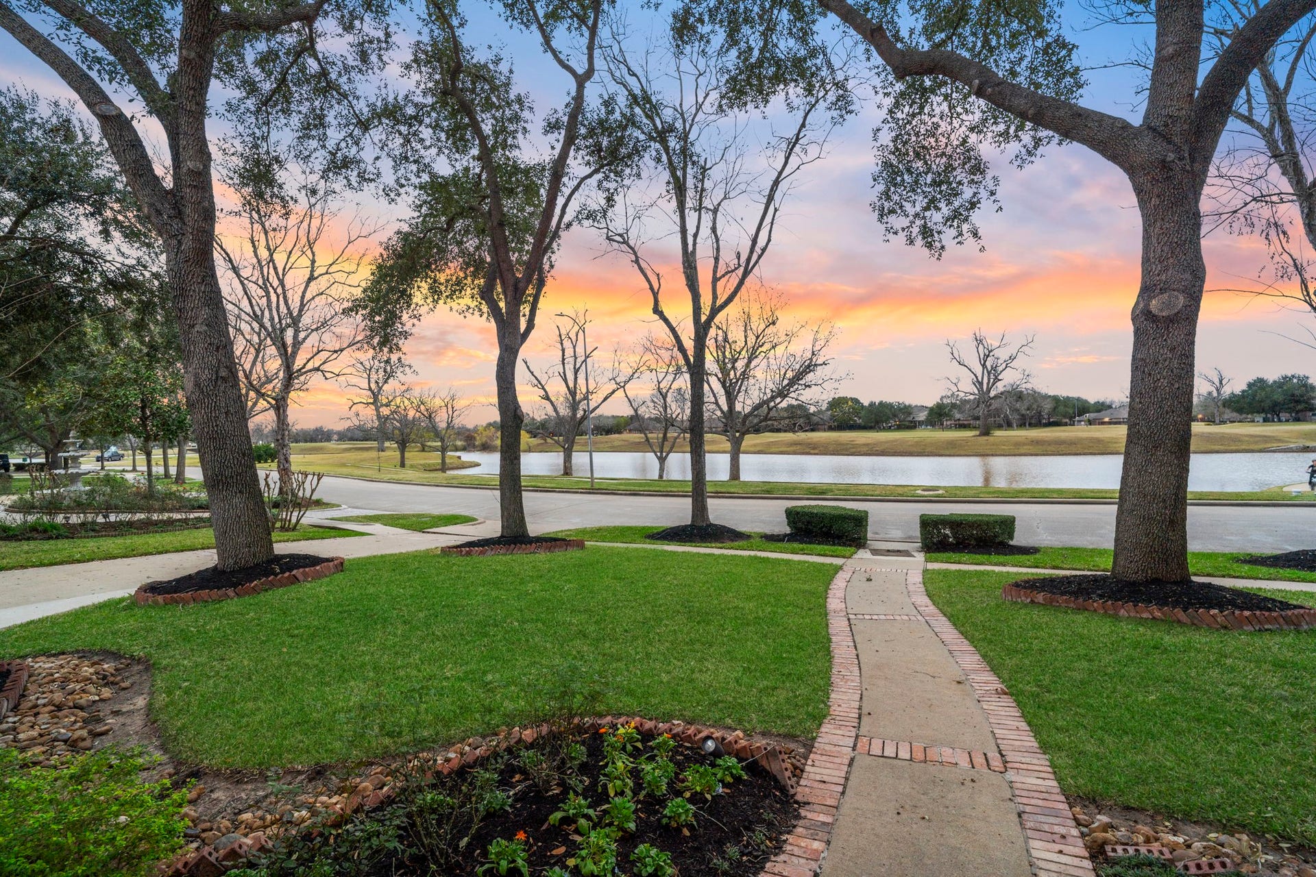7322 Greatwood Lake Drive, Sugar Land, TX 77479 Expansive, serene views of Greatwood's biggest lake and Hole 18