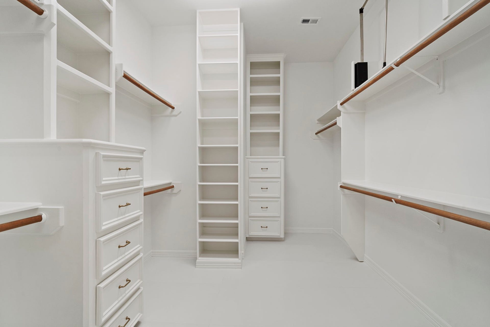 7322 Greatwood Lake Drive, Sugar Land, TX 77479 14X9 Primary Closet with plenty of space and pull-downs