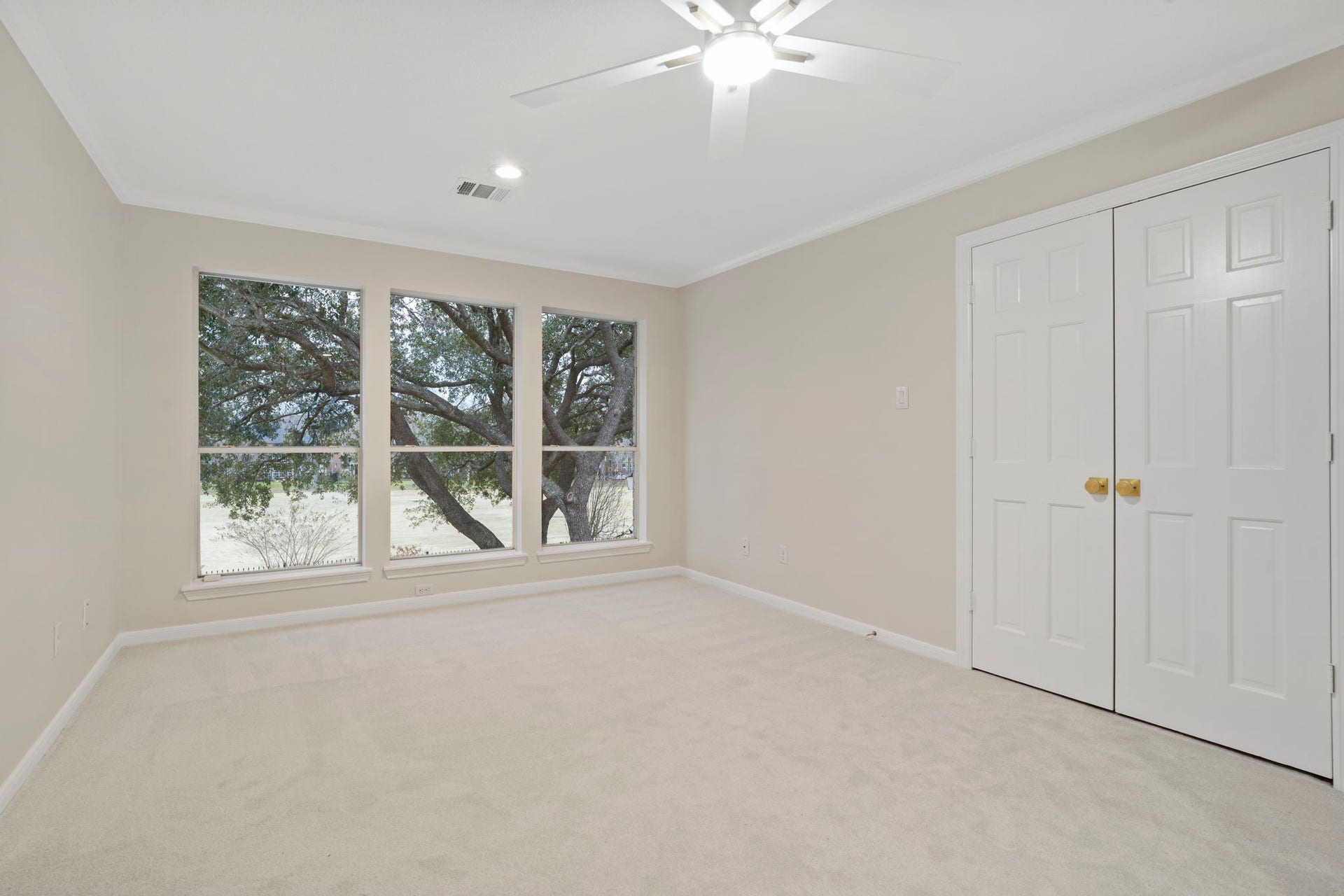 7322 Greatwood Lake Drive, Sugar Land, TX 77479 Bedroom 5 is massive with front yard and backyard views