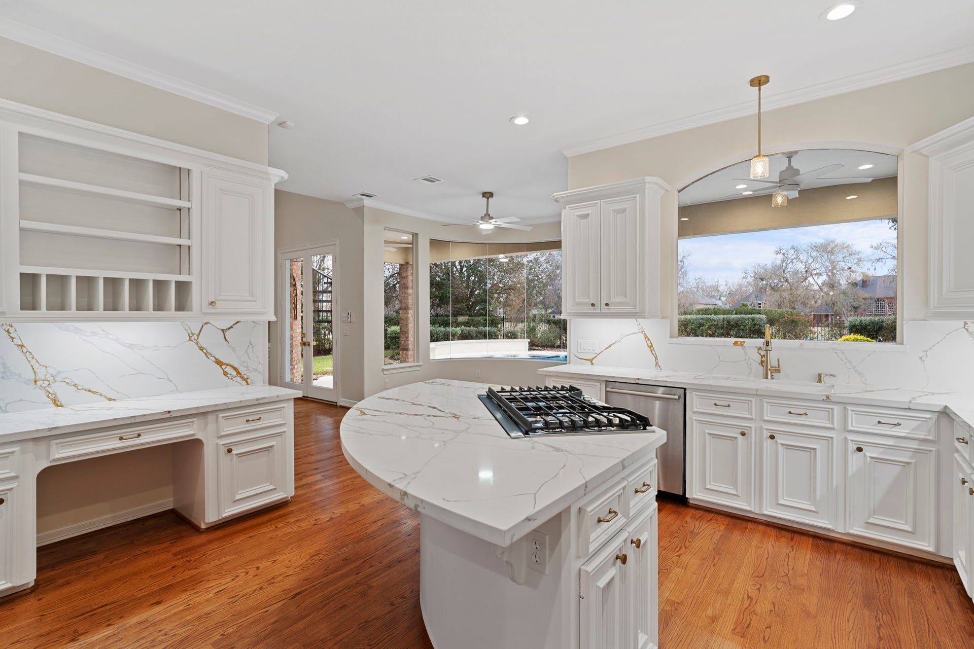 7322 Greatwood Lake Drive, Sugar Land, TX 77479 Enjoy kitchen time in this expansive kitchen with beautiful views
