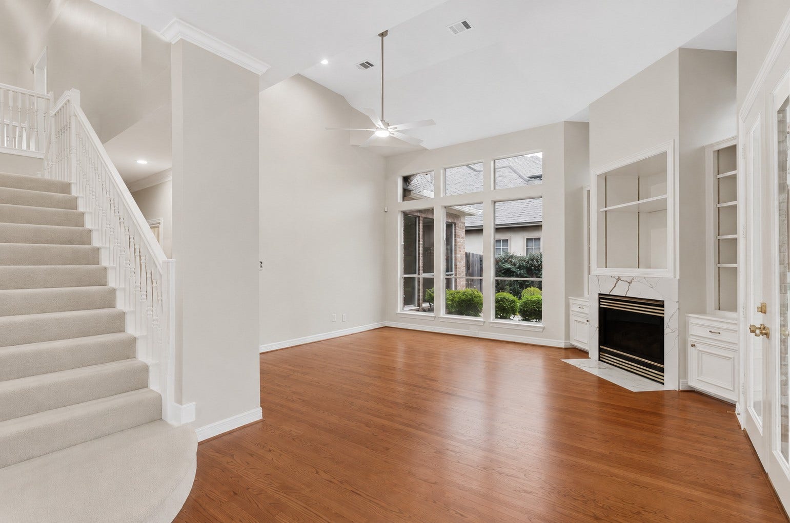 7322 Greatwood Lake Drive, Sugar Land, TX 77479 Split staircase for added familial convenience