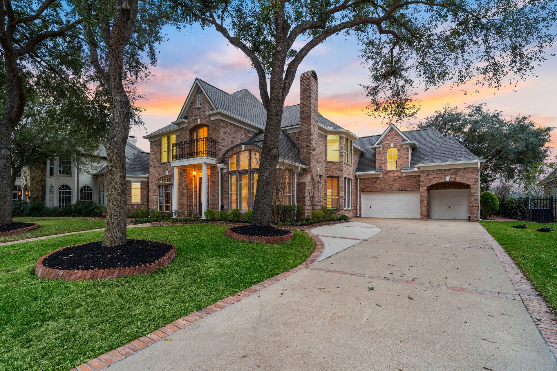 7322 Greatwood Lake Drive, Sugar Land, TX 77479 Extended drive up to your 3-car garage and porte cochere