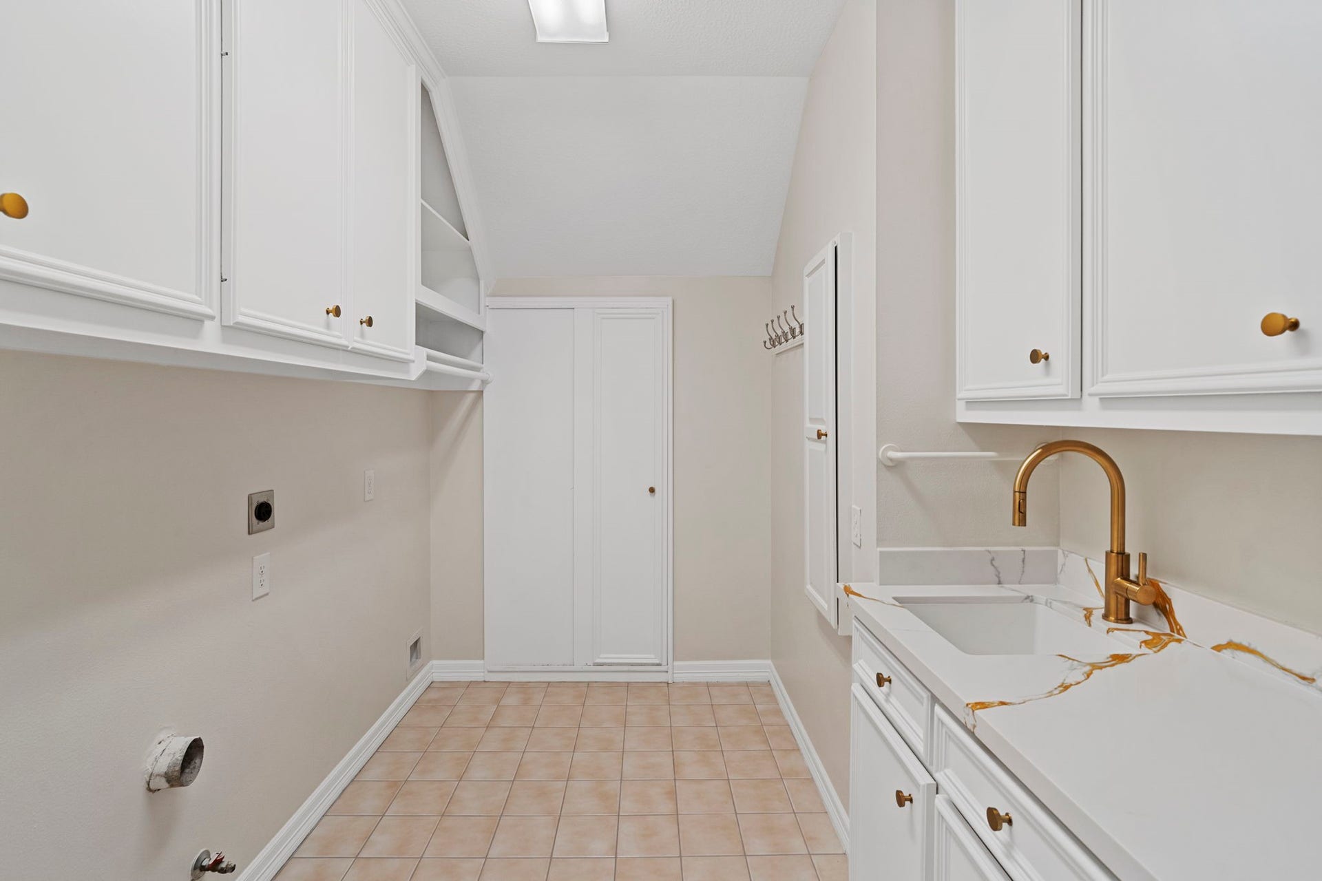 7322 Greatwood Lake Drive, Sugar Land, TX 77479 10X8 Utility Room off of Butler's Pantry with sink, cabinets and space for a full size 2nd refrigerator