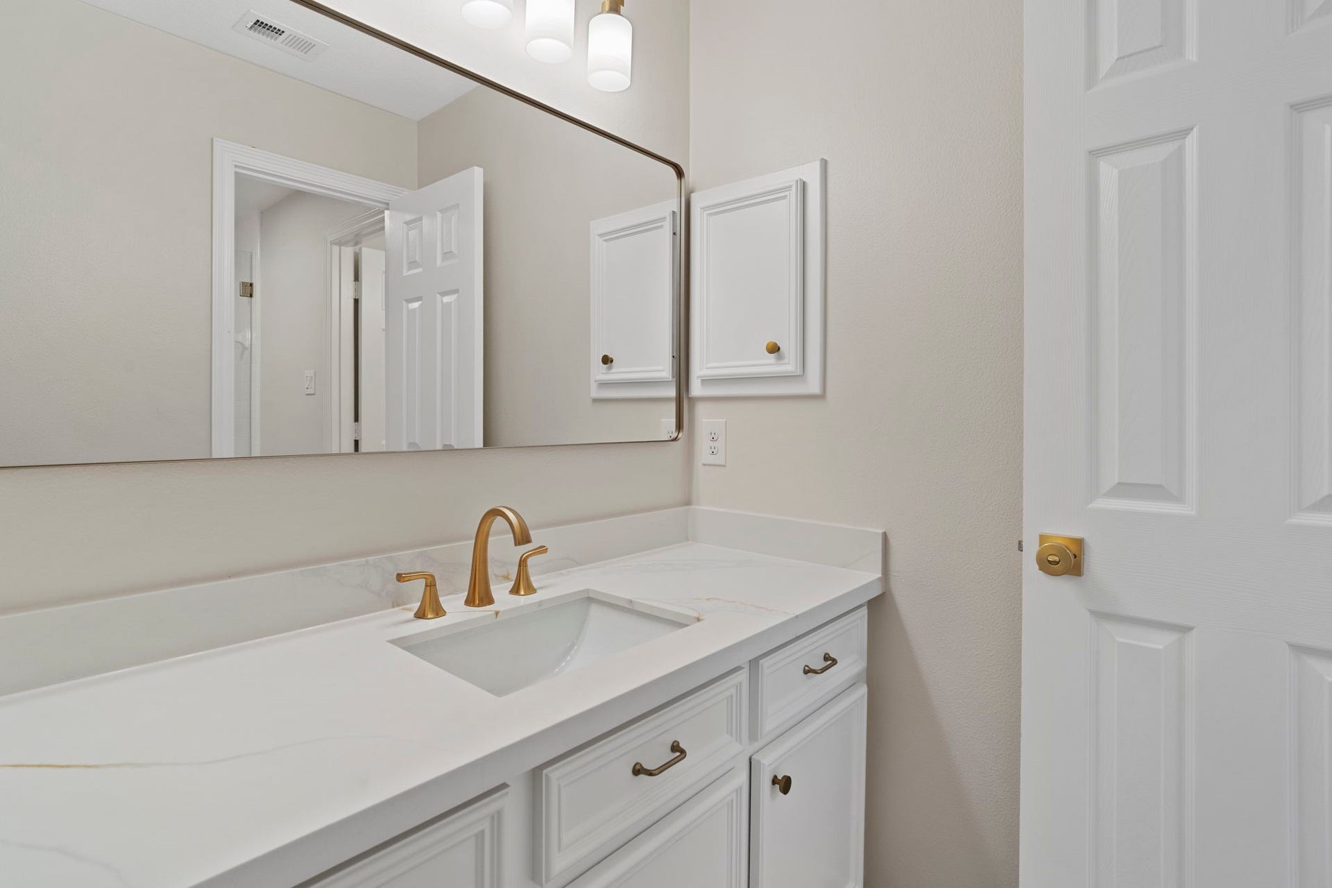 7322 Greatwood Lake Drive, Sugar Land, TX 77479 Full bath by Bedroom 2 and Game Room