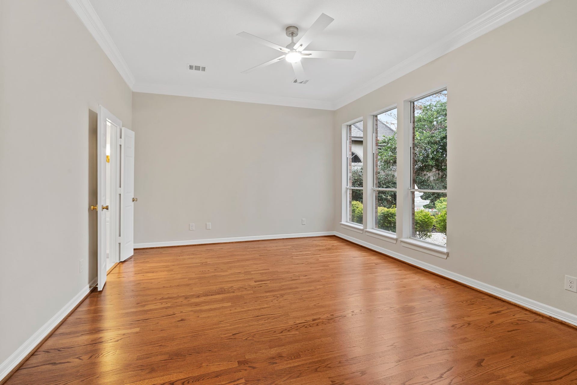 7322 Greatwood Lake Drive, Sugar Land, TX 77479 Primary Bedroom with Garden view