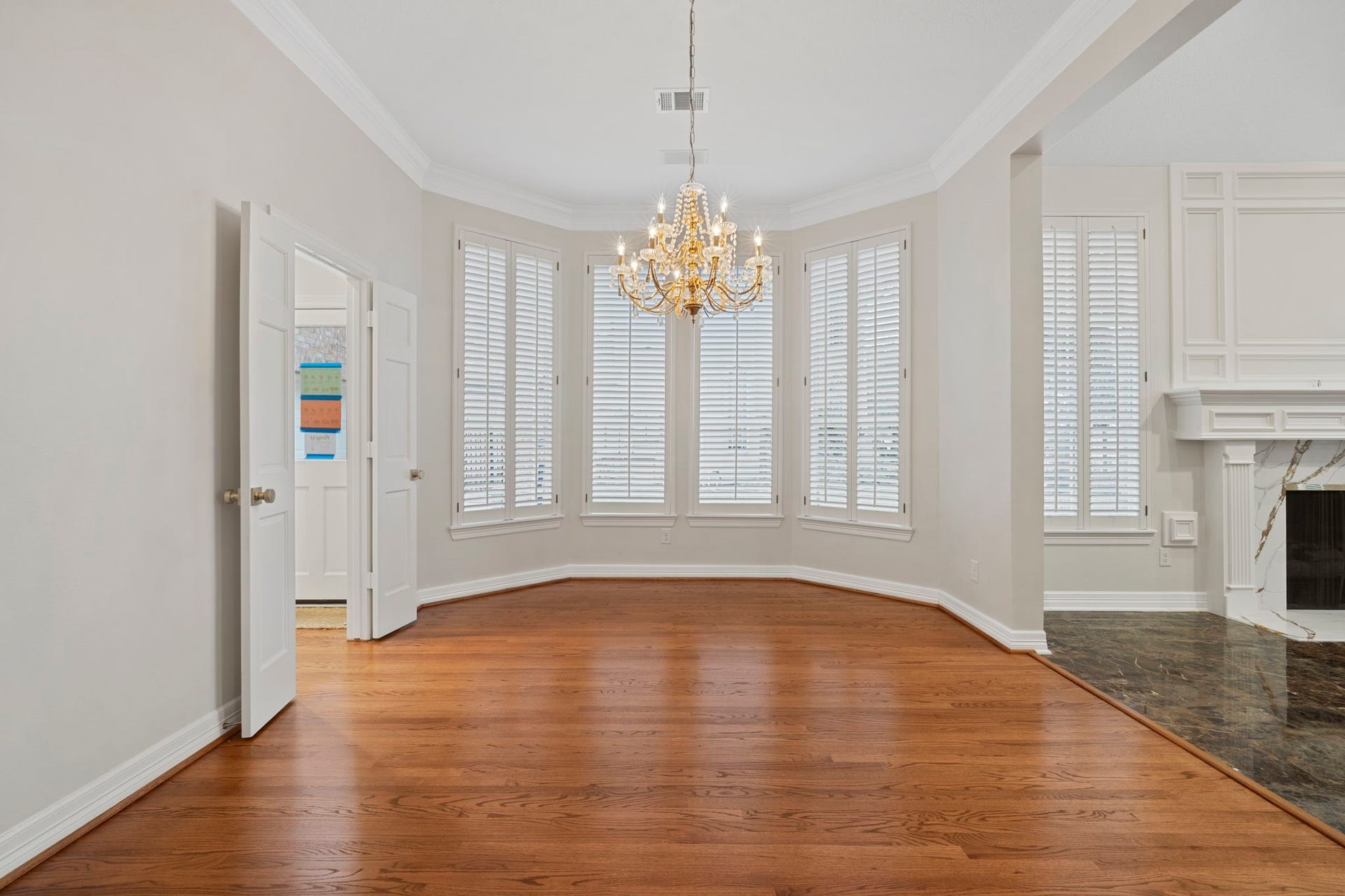 7322 Greatwood Lake Drive, Sugar Land, TX 77479 Formal Dining with bay windows will give you an elevated dining experience.