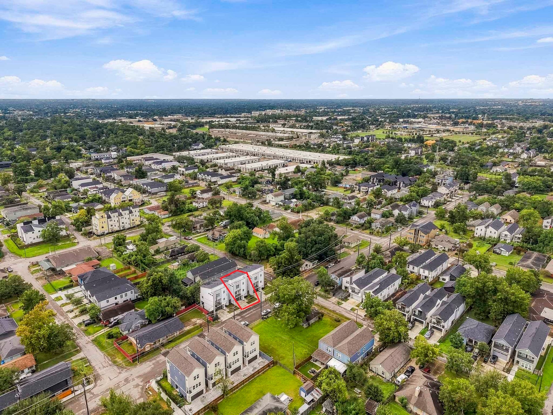 3109 Arlington Street, Houston, TX 77018 Ideally located just minutes from the Heights with convenient access to some of Houstons most popular destinations. Enjoy being approximately 10 minutes from Downtown Houston, 5 minutes from H-E-B, and just 2 blocks from Whole Foods, with quick access to Loop 610 for an easy commute around the city. The property also offers views of the Downtown Houston skyline, combining urban convenience with a neighborhood setting.