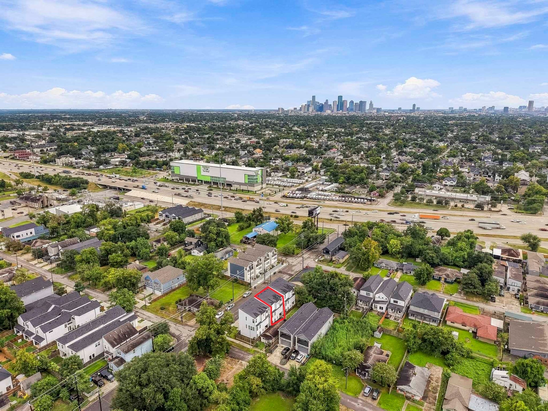 3109 Arlington Street, Houston, TX 77018 Ideally located just minutes from the Heights with convenient access to some of Houstons most popular destinations. Enjoy being approximately 10 minutes from Downtown Houston, 5 minutes from H-E-B, and just 2 blocks from Whole Foods, with quick access to Loop 610 for an easy commute around the city. The property also offers views of the Downtown Houston skyline, combining urban convenience with a neighborhood setting.
