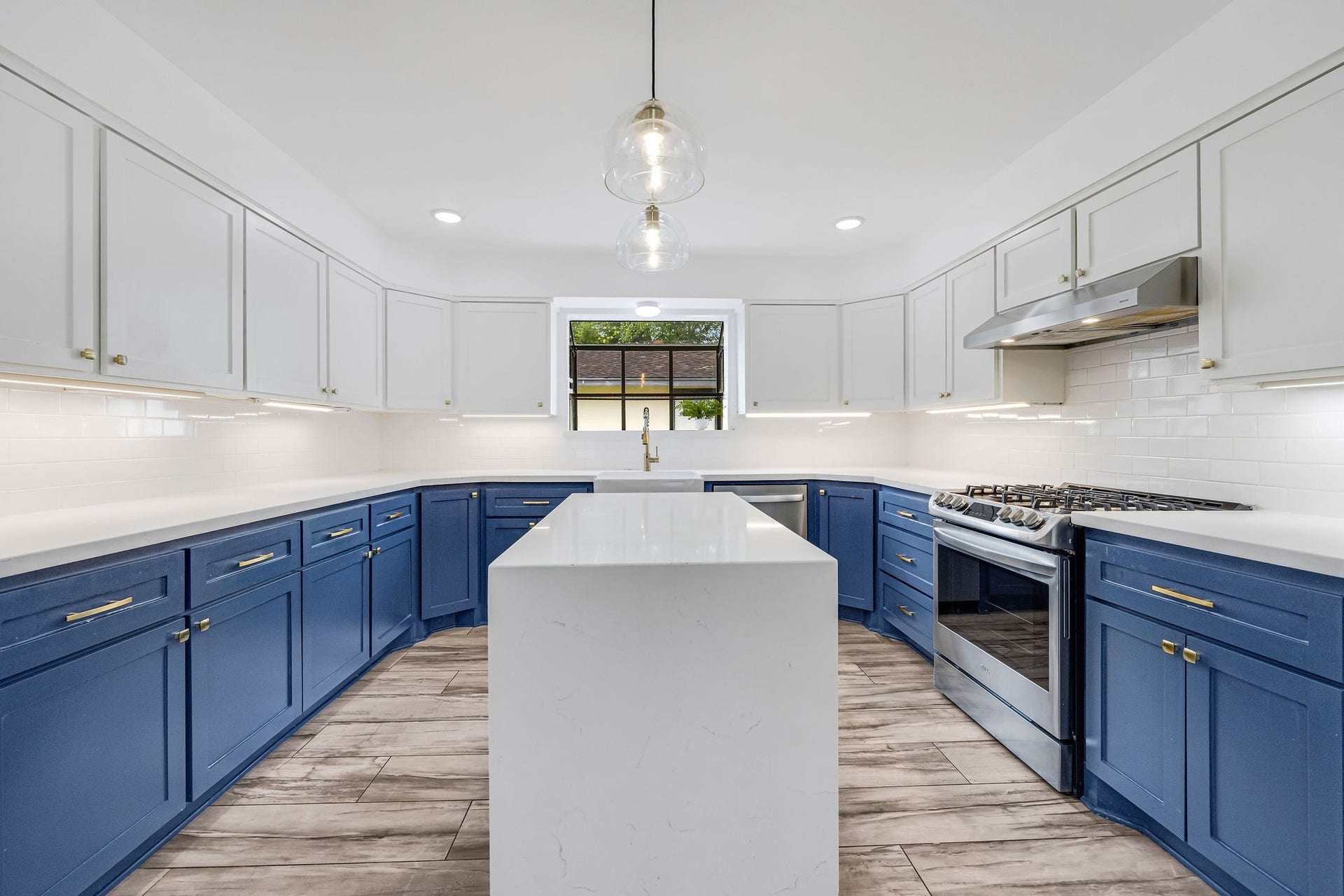 5250 Beechnut Street, Houston, TX 77096 Updated gourmet kitchen with quartz countertops and island