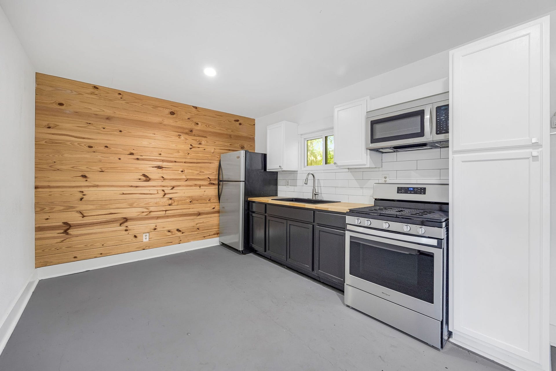 5250 Beechnut Street, Houston, TX 77096 Amazing detached and air conditioned guest house / flex space with full bath and bedroom