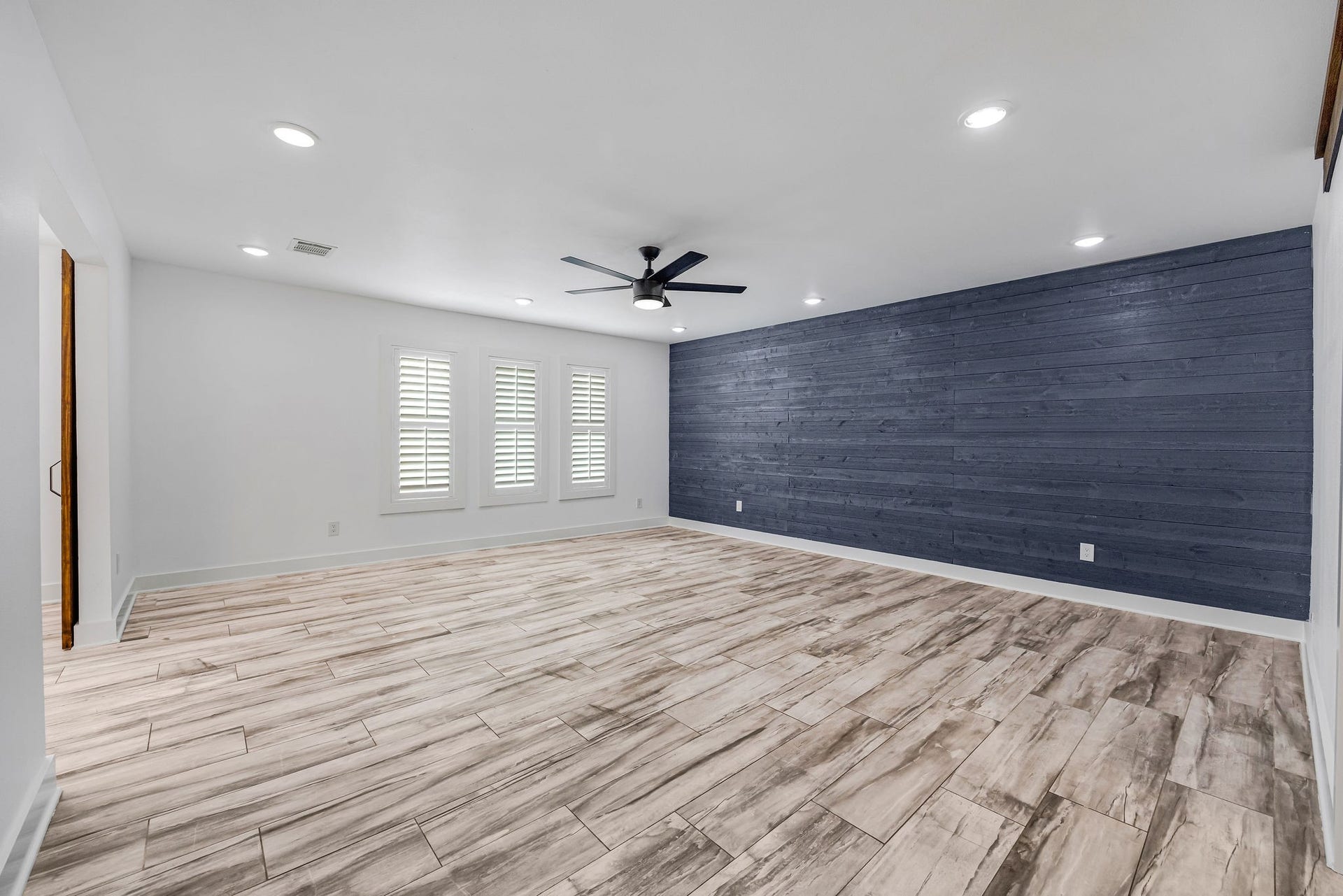 5250 Beechnut Street, Houston, TX 77096 Great space for a game room, play room or media room. Endless options with a half bath and laundry room.