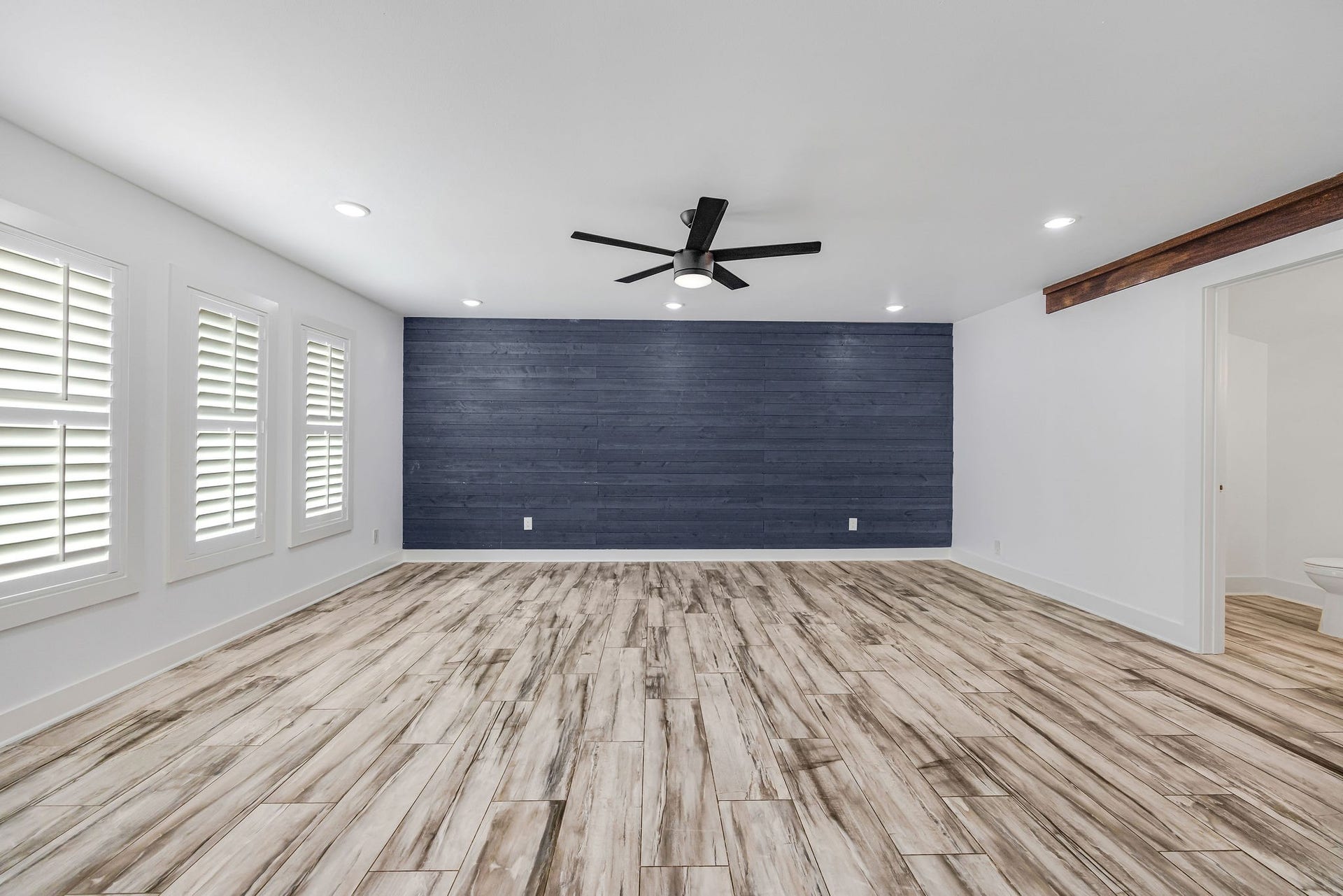 5250 Beechnut Street, Houston, TX 77096 Great bonus room off of the dining and kitchen area with custom accent wall