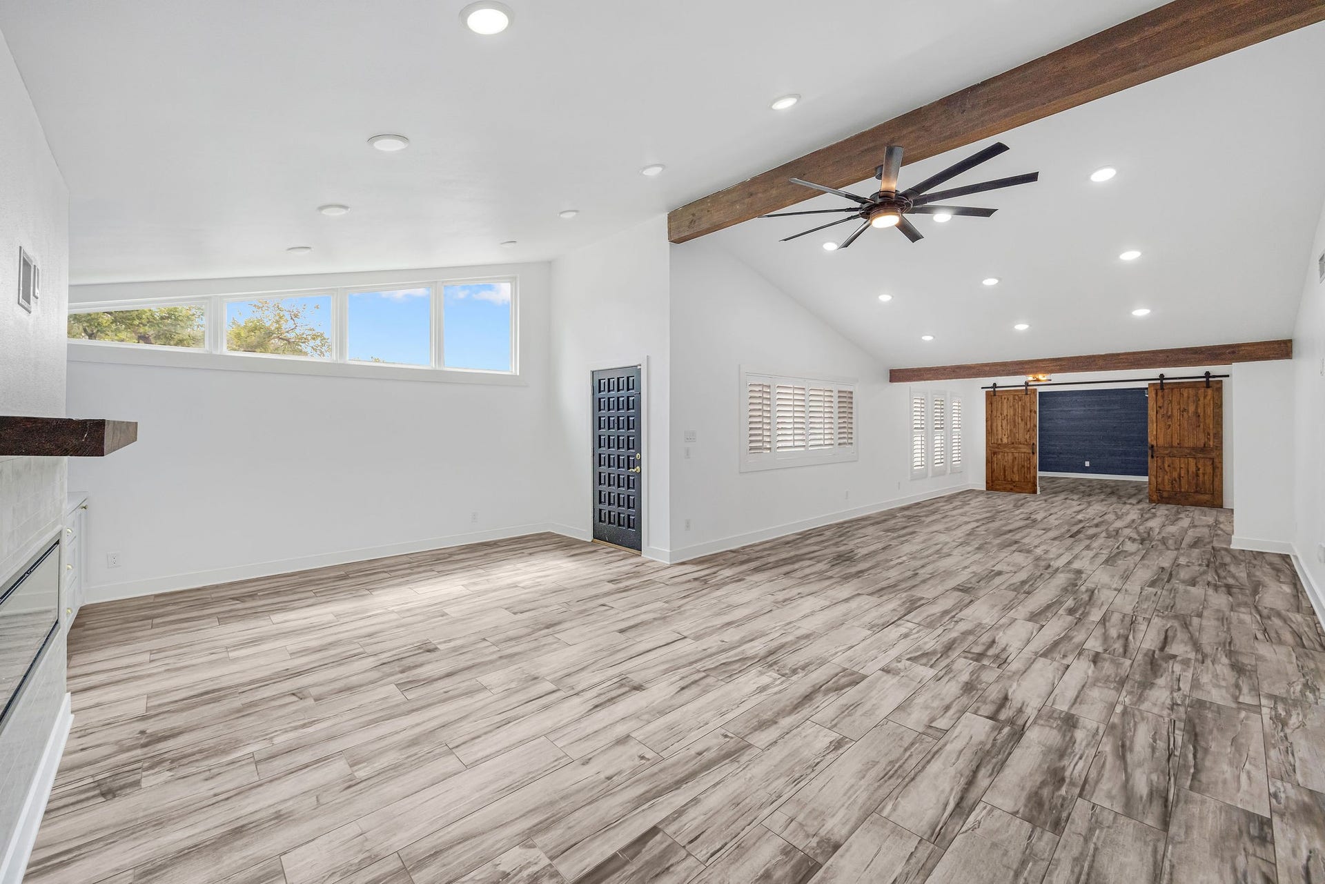 5250 Beechnut Street, Houston, TX 77096 Large open floor plan with vaulted ceilings