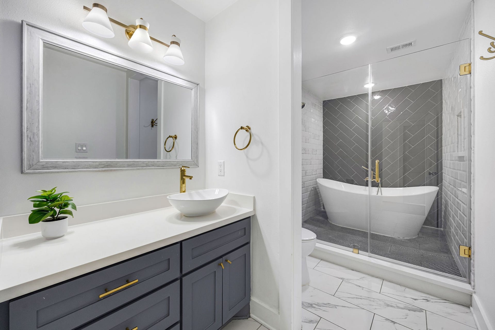 5250 Beechnut Street, Houston, TX 77096 Spacious full bathroom with custom shower and stand alone soaker tub