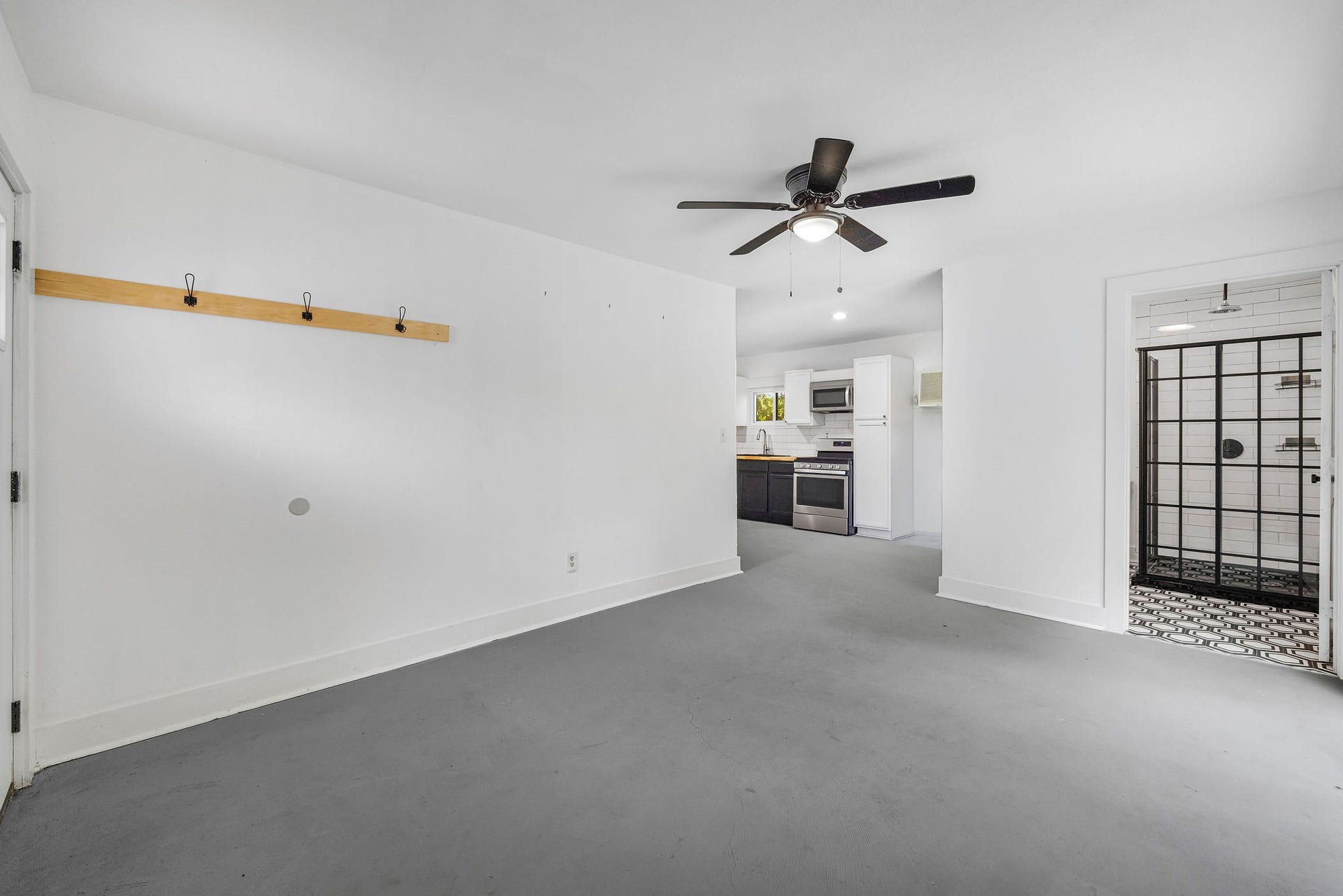 5250 Beechnut Street, Houston, TX 77096 Guest house living area