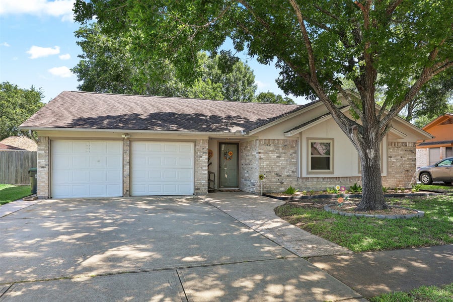Property photo for 1819 Meadow Creek Drive, Pearland, TX
