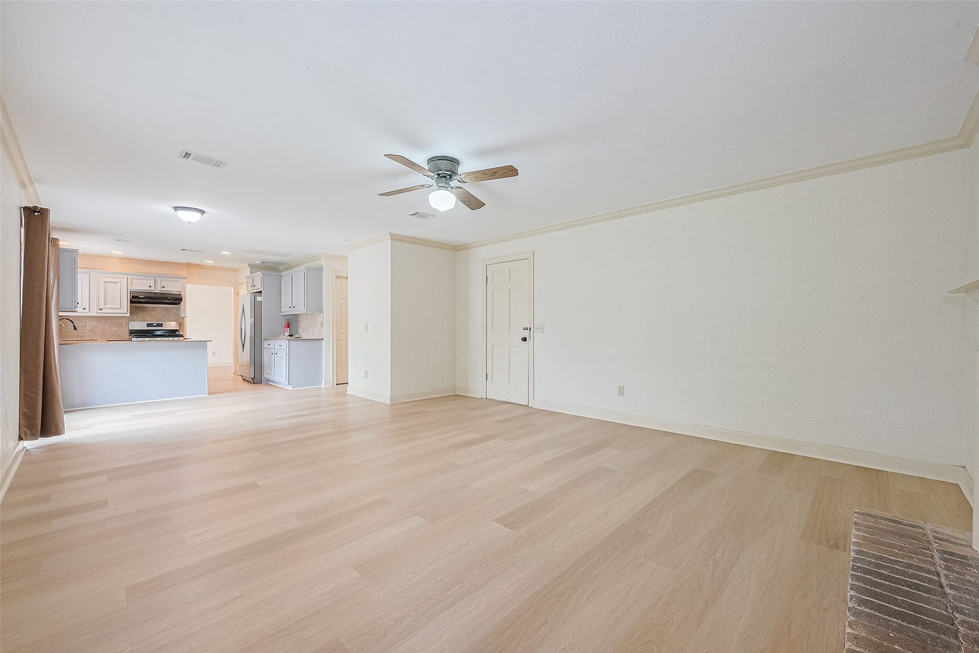 3614 Bee Bayou Lane, Sugar Land, TX 77479 Living room opening to granite kitchen