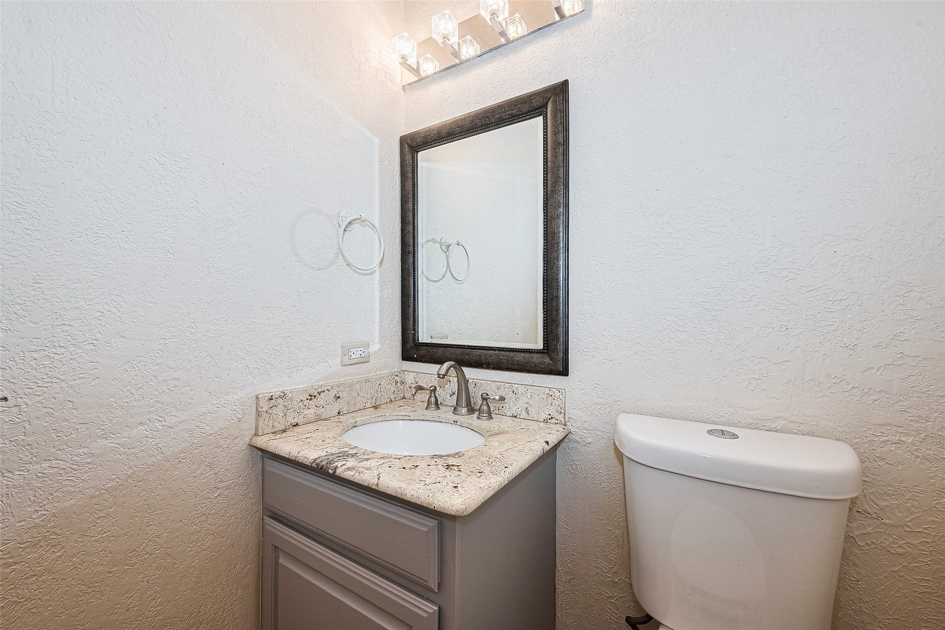 3614 Bee Bayou Lane, Sugar Land, TX 77479 Half bath on 1/F