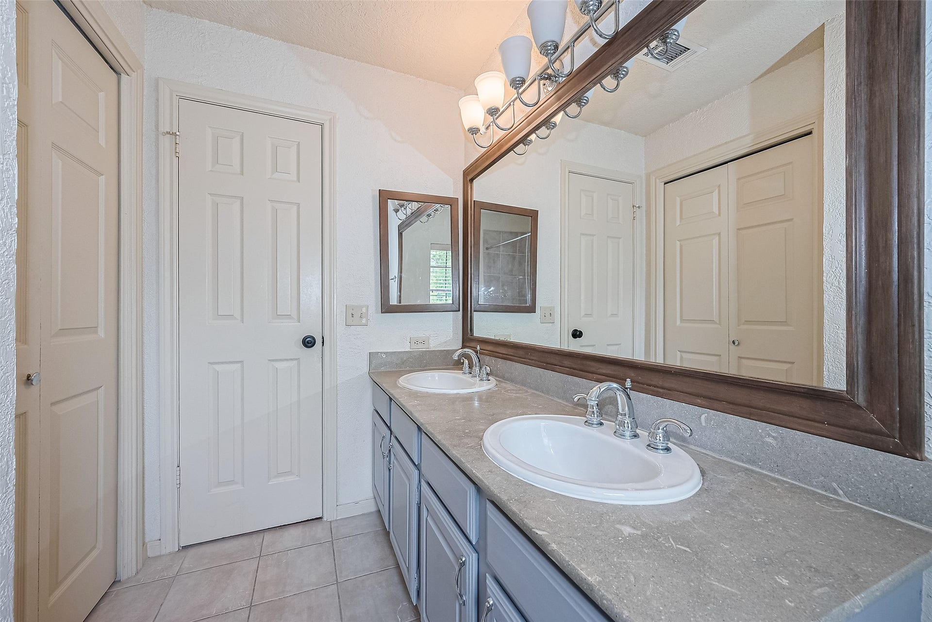 3614 Bee Bayou Lane, Sugar Land, TX 77479 Hallway full bath on 2/F