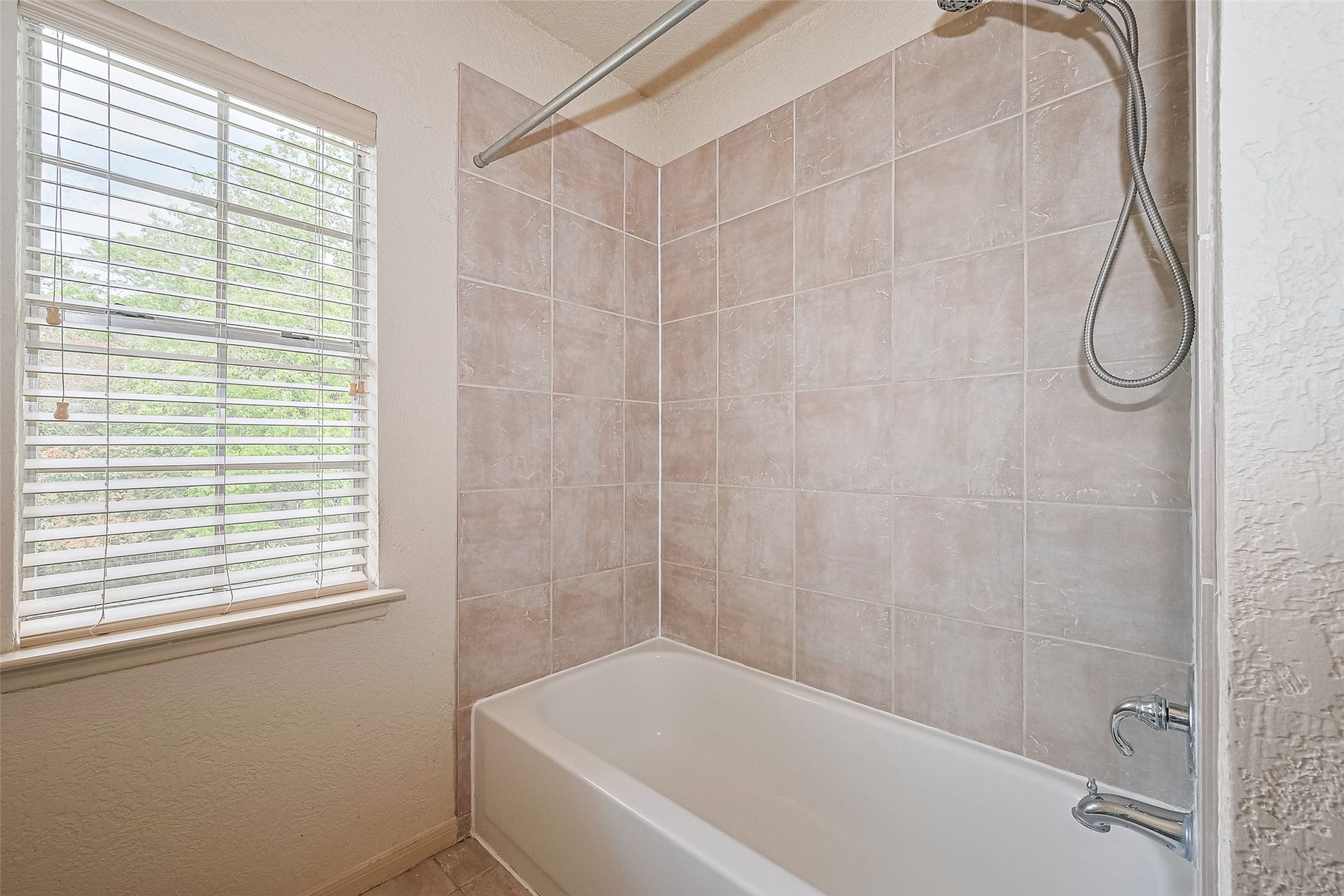 3614 Bee Bayou Lane, Sugar Land, TX 77479 Hallway full bath on 2/F