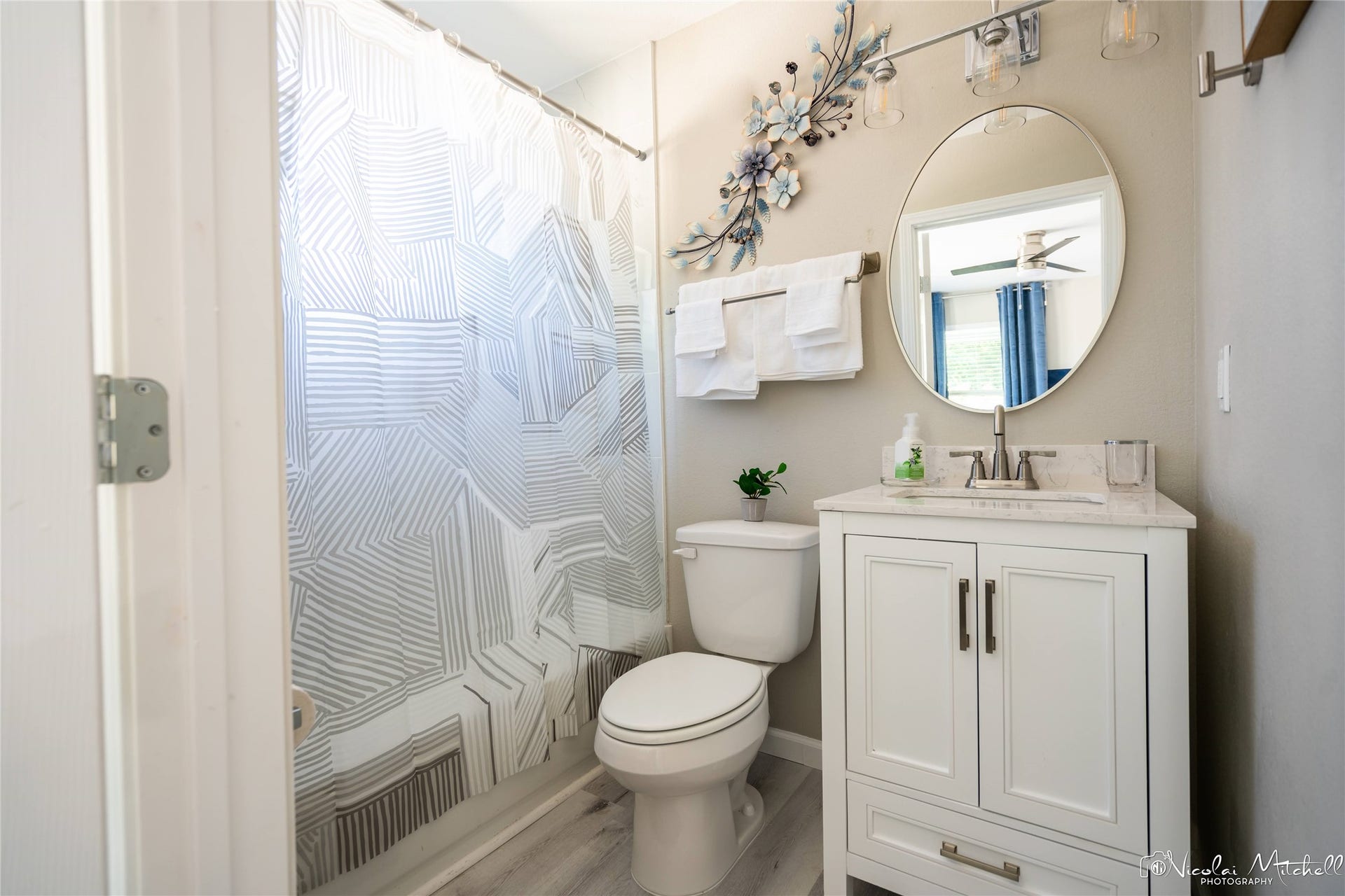 1105 Robert Street, Baytown, TX 77521 primary bath