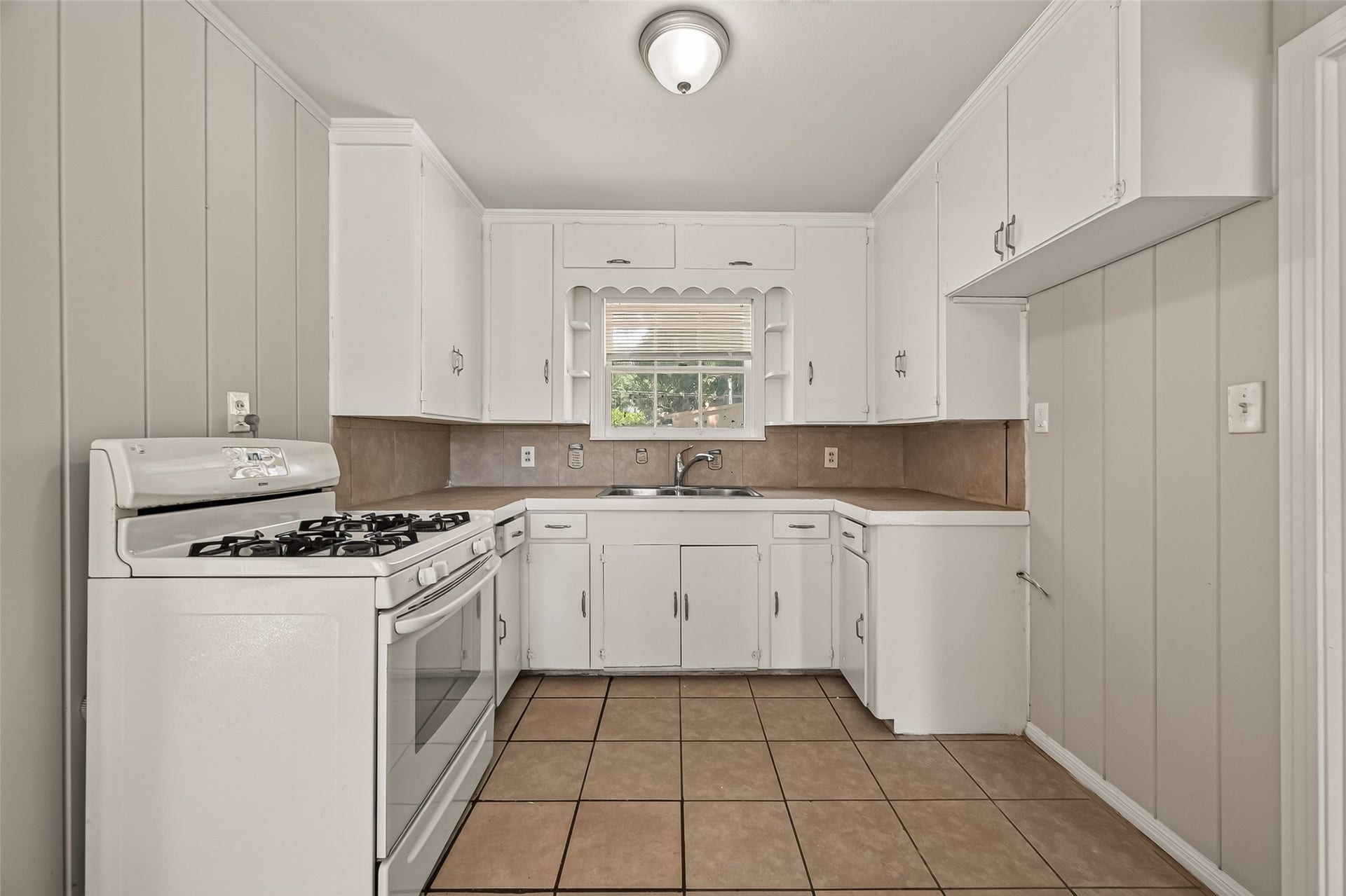8022 White Avenue, Hitchcock, TX 77563 8022 White Avenue, Hitchcock, TX 77563