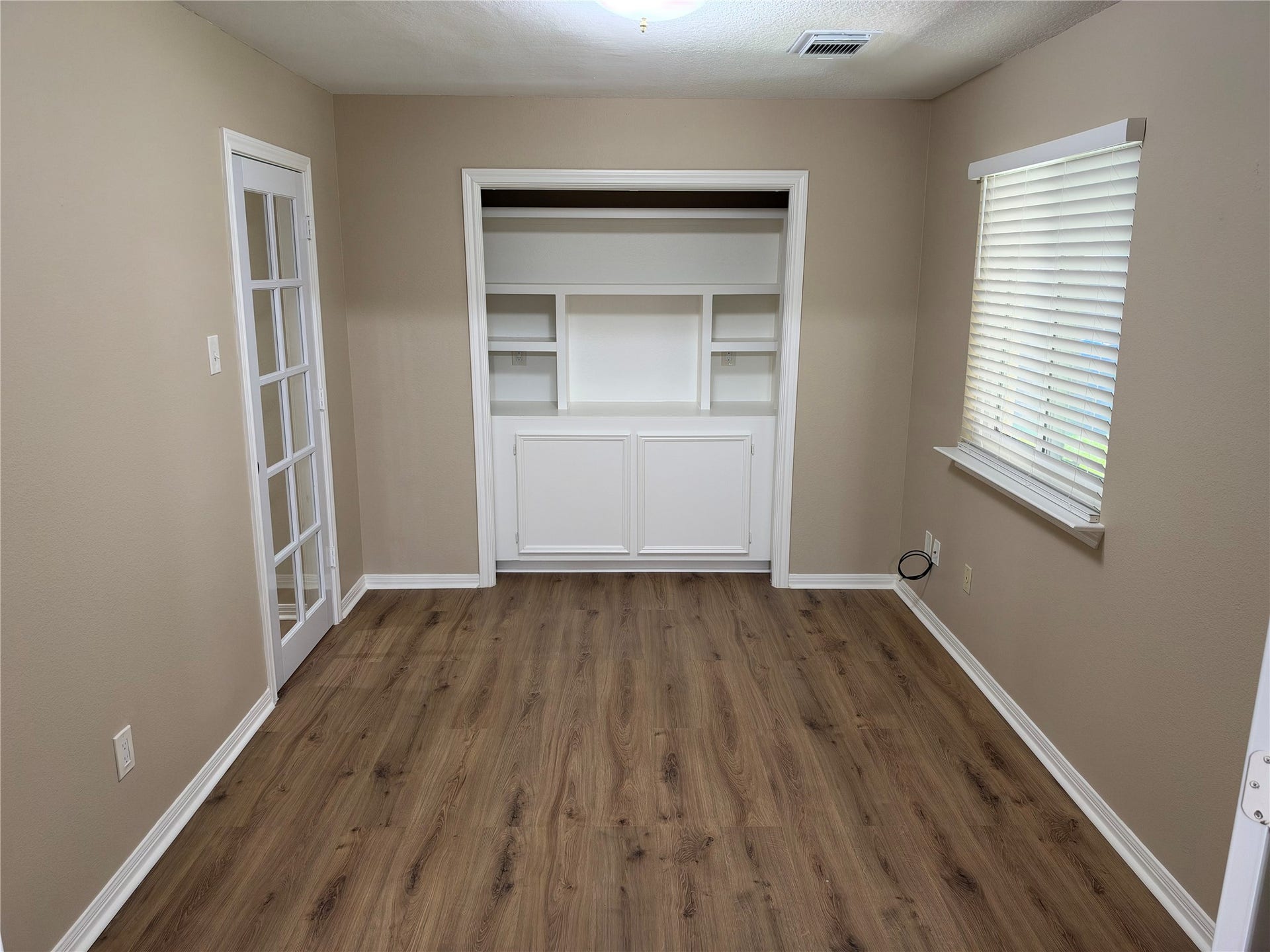 8118 Catalpa Street, Texas City, TX 77591 3rd room. Perfect for an office, bedroom, or formal dining room.