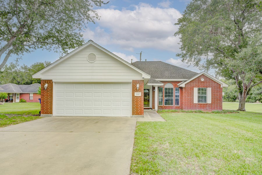 Property photo for 1140 Thomas Drive, Angleton, TX