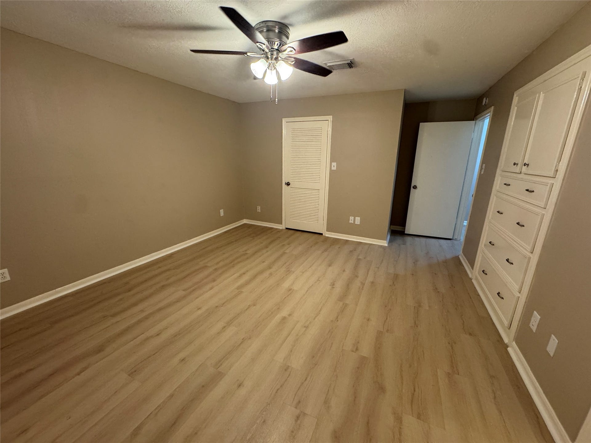 5310 Bryanhurst Lane, Spring, TX 77379 Primary Bedroom with built-ins.