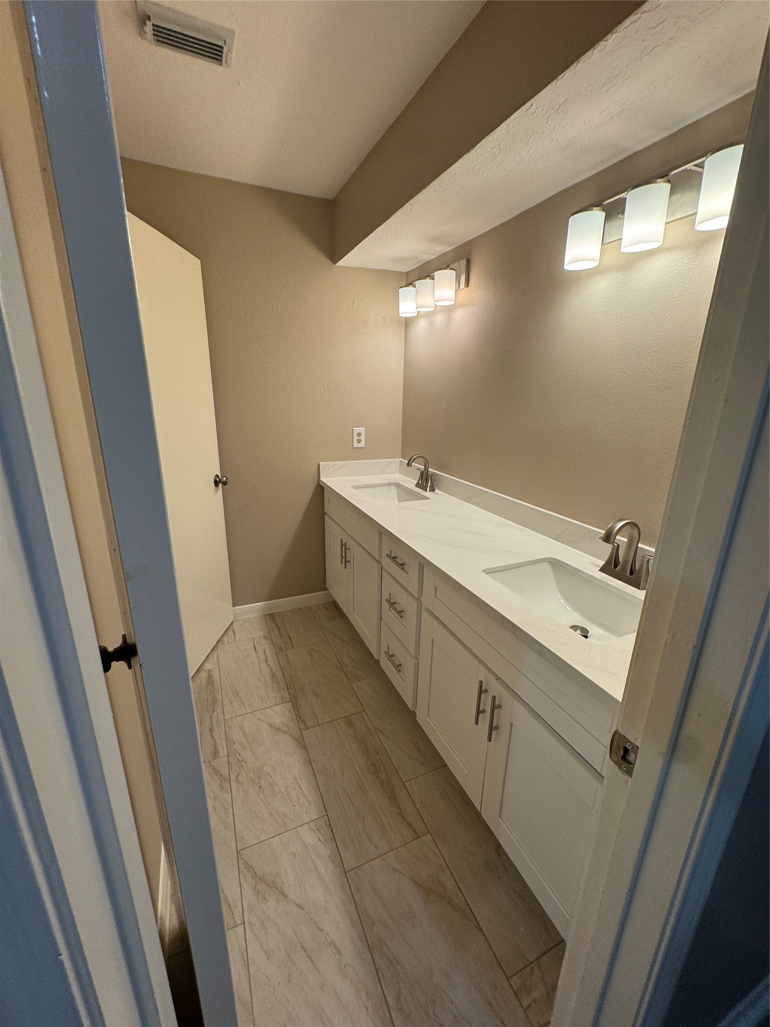 5310 Bryanhurst Lane, Spring, TX 77379 Upstairs Hall Bathroom