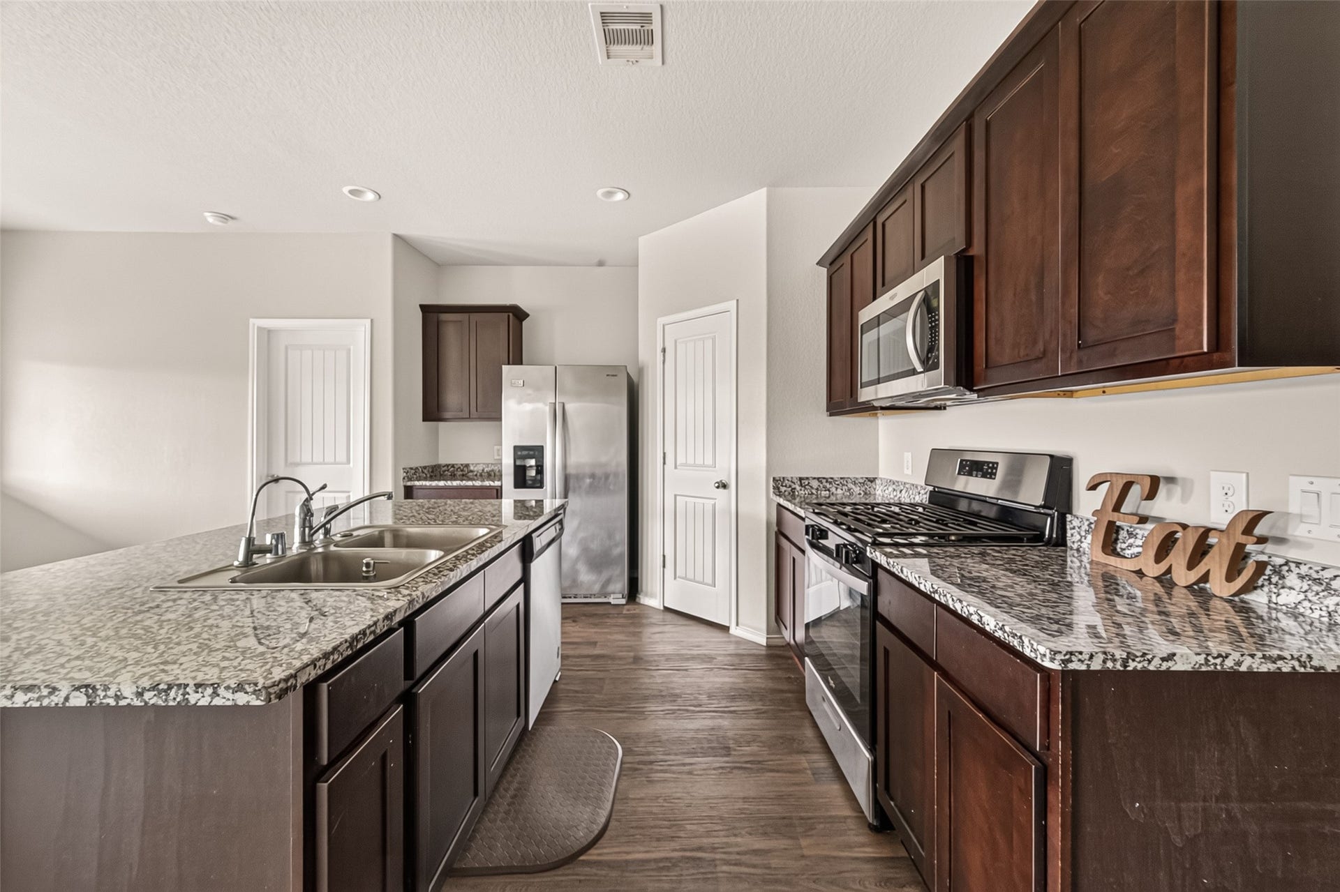 1714 Cooper Bluff Court, Rosenberg, TX 77469 Lots of natural sunlight in the Kitchen.