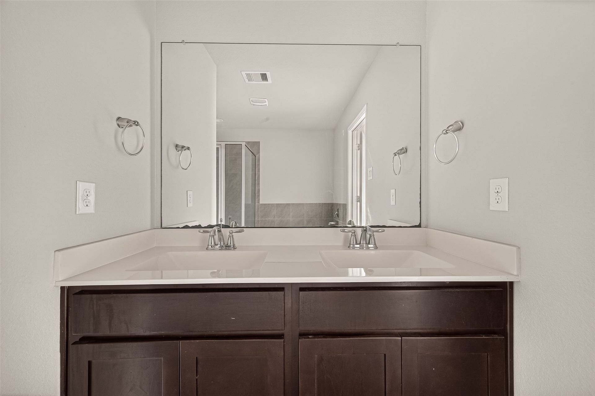 1714 Cooper Bluff Court, Rosenberg, TX 77469 Two sinks his & her.