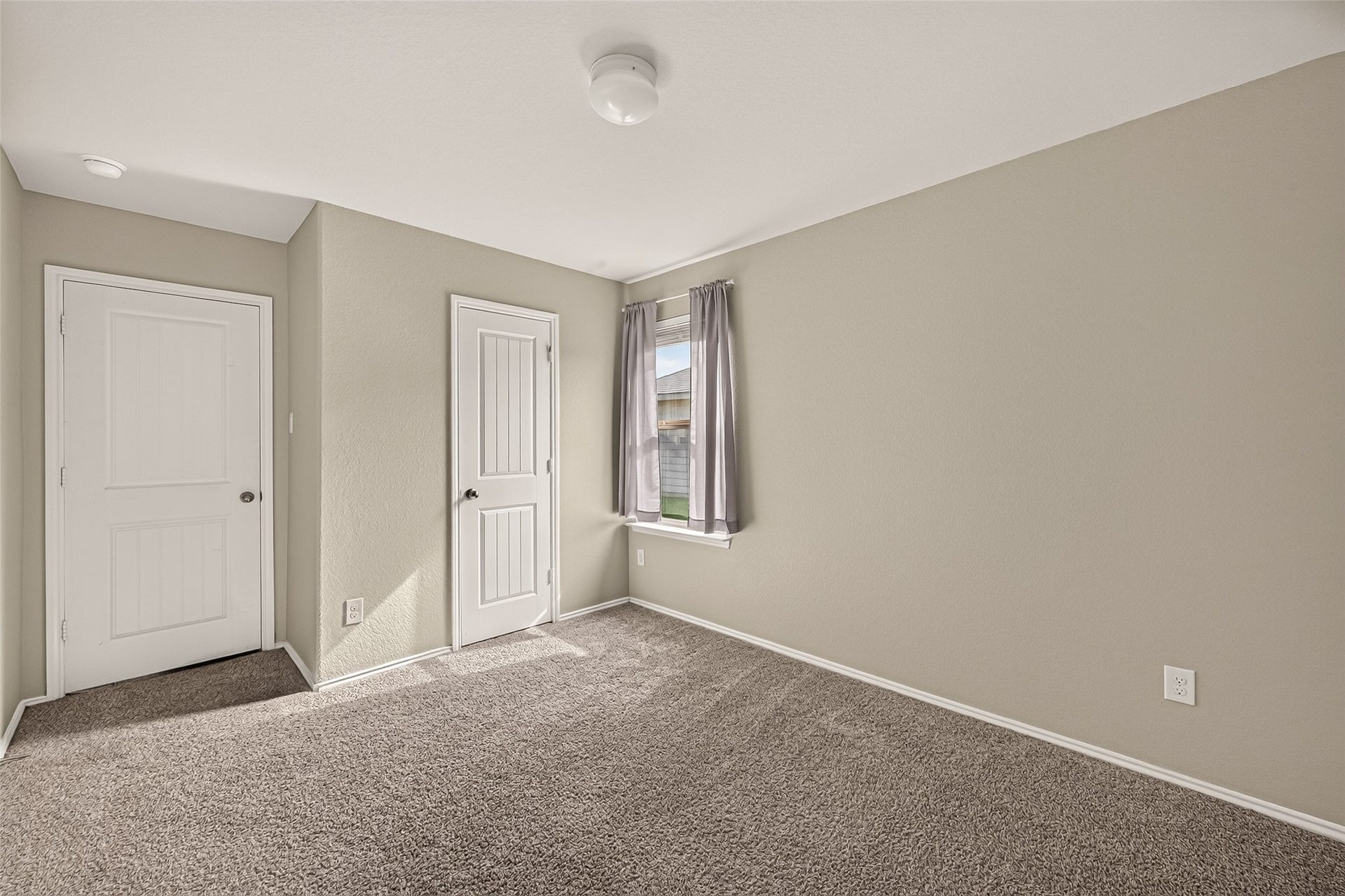 1714 Cooper Bluff Court, Rosenberg, TX 77469 Big windows and carpet throughout the secondary bedrooms.