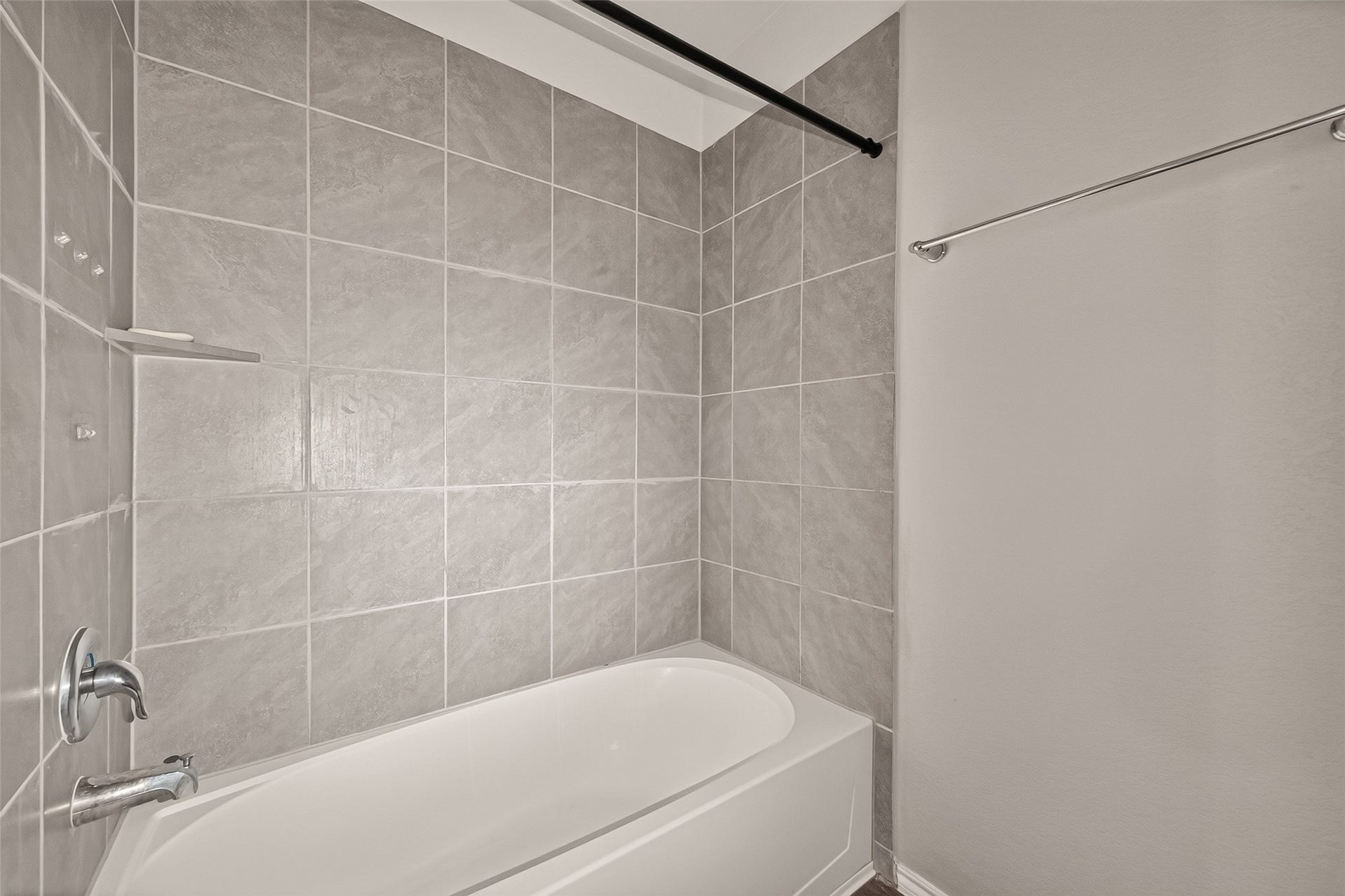 1714 Cooper Bluff Court, Rosenberg, TX 77469 Tub shower combo in the secondary bathroom.