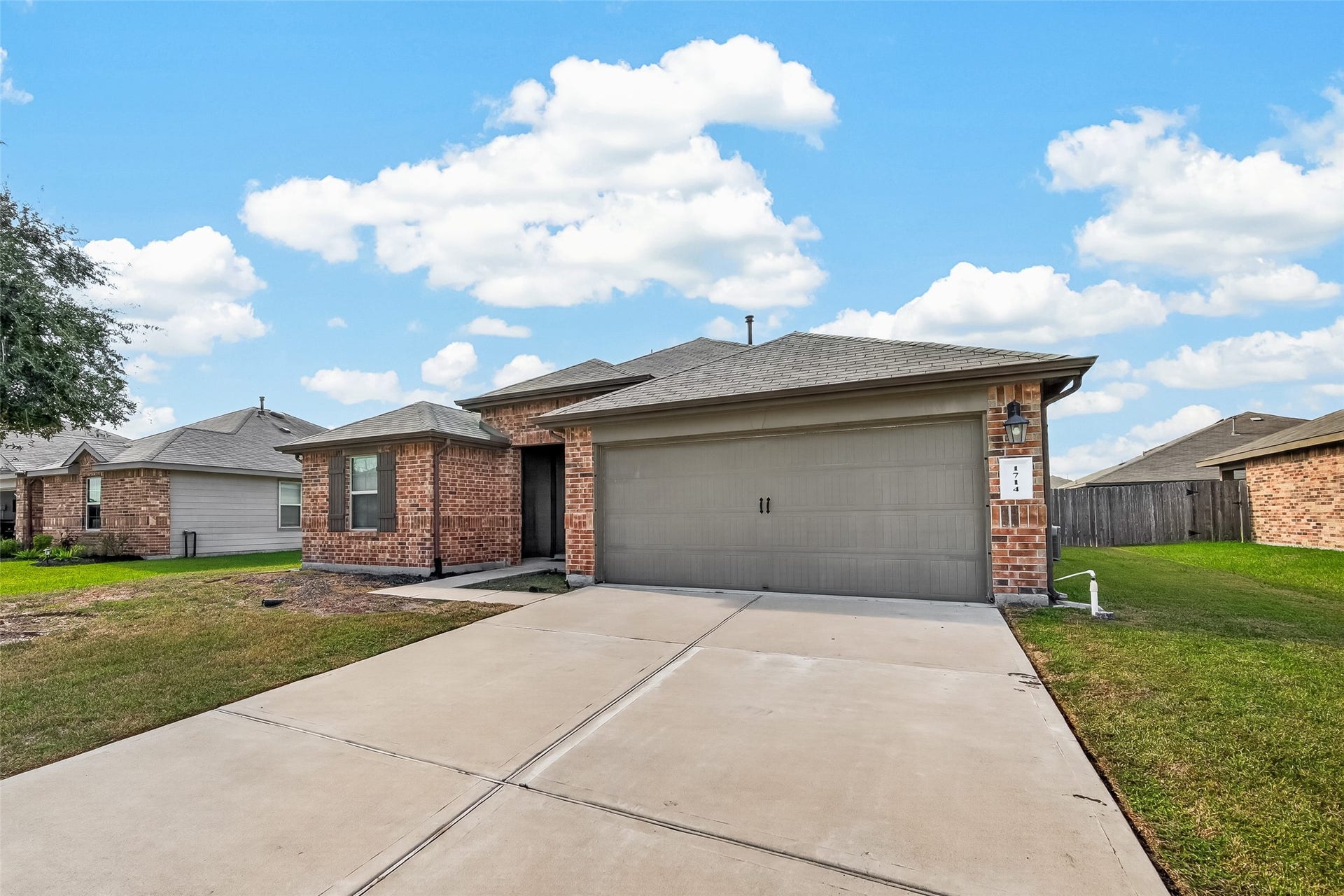 1714 Cooper Bluff Court, Rosenberg, TX 77469 Double wide drive way.