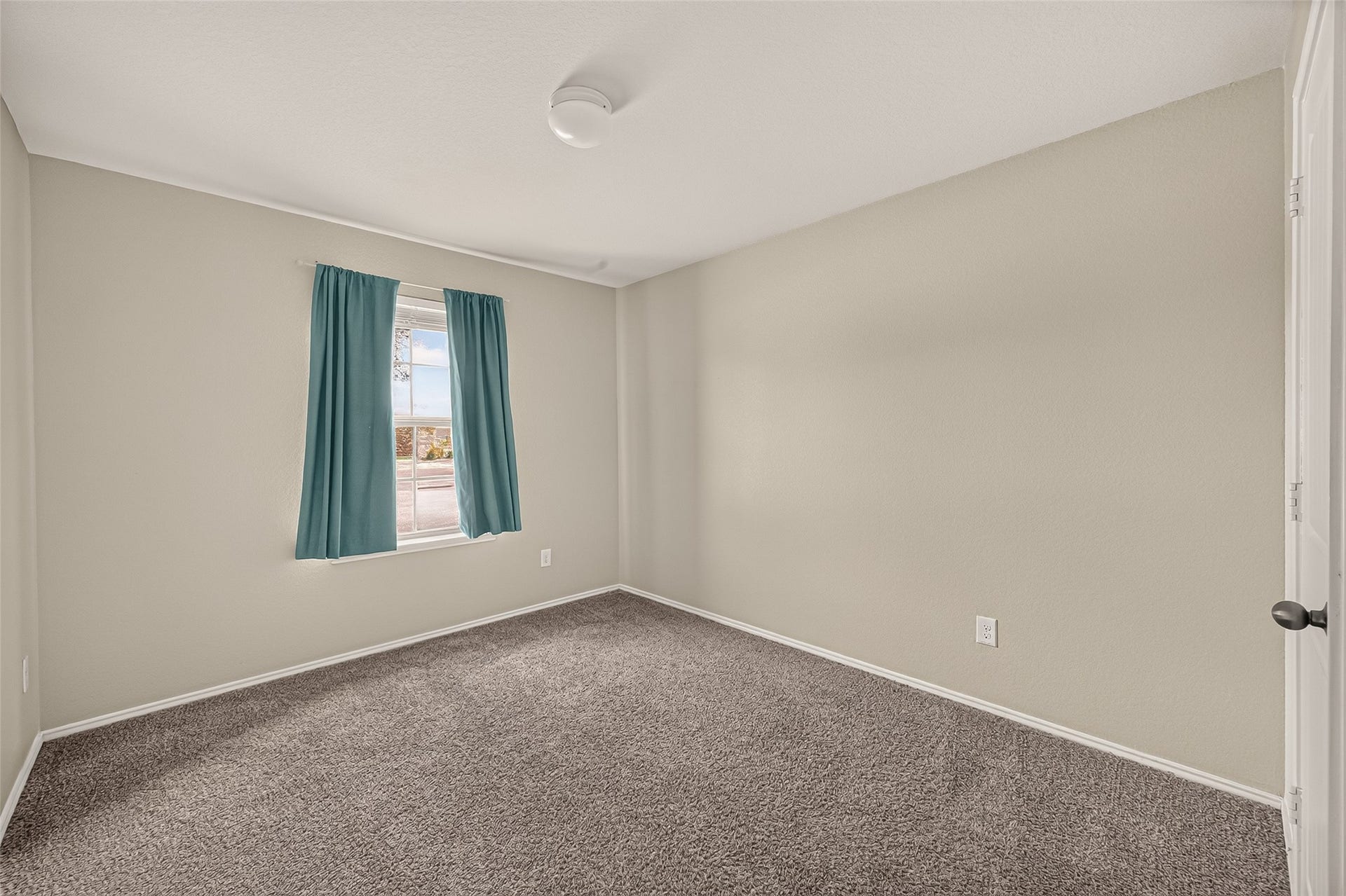 1714 Cooper Bluff Court, Rosenberg, TX 77469 Secondary bedroom is big enough for a queen bed.