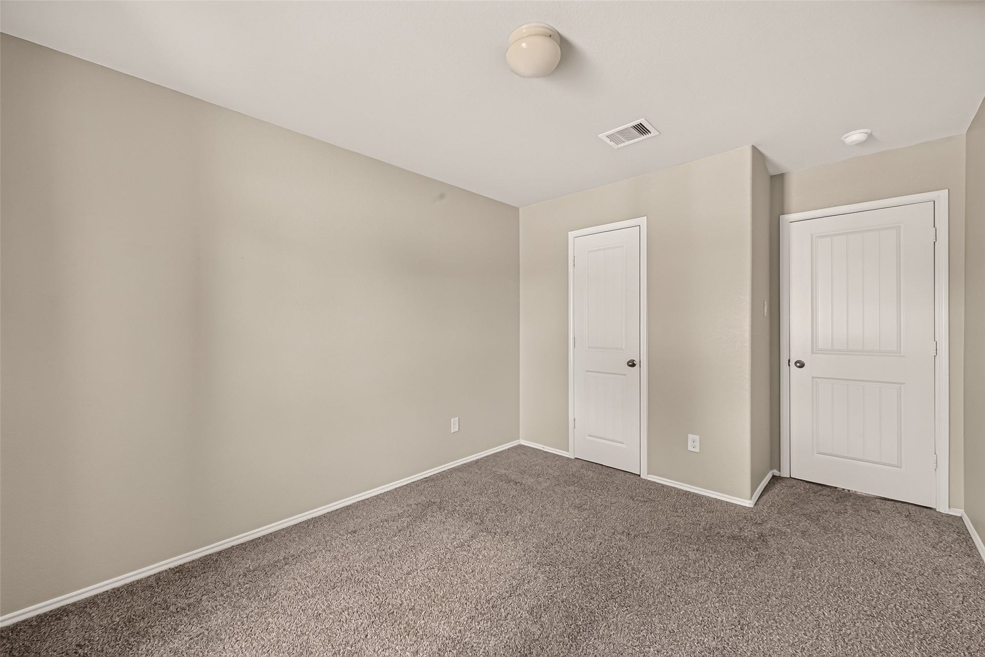 1714 Cooper Bluff Court, Rosenberg, TX 77469 Big windows and carpet throughout the secondary bedrooms.