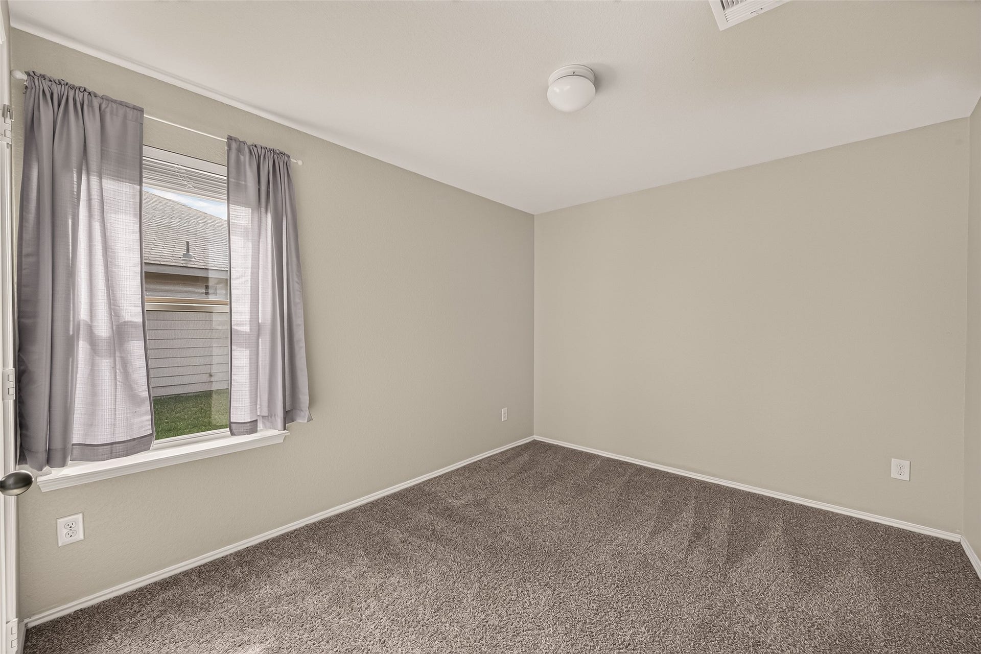 1714 Cooper Bluff Court, Rosenberg, TX 77469 Secondary bedroom is big enough for a queen bed.