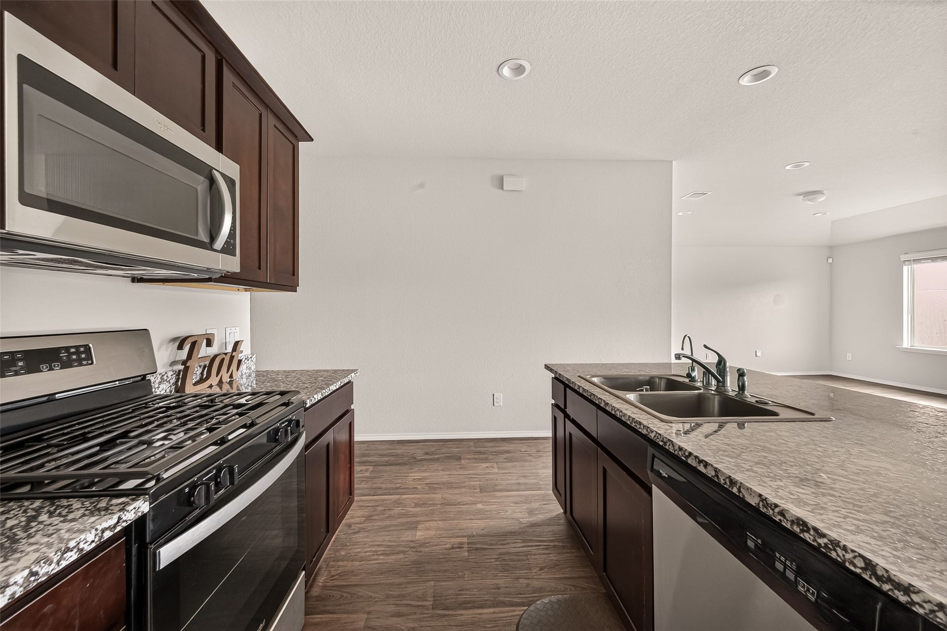 1714 Cooper Bluff Court, Rosenberg, TX 77469 Gas Range.