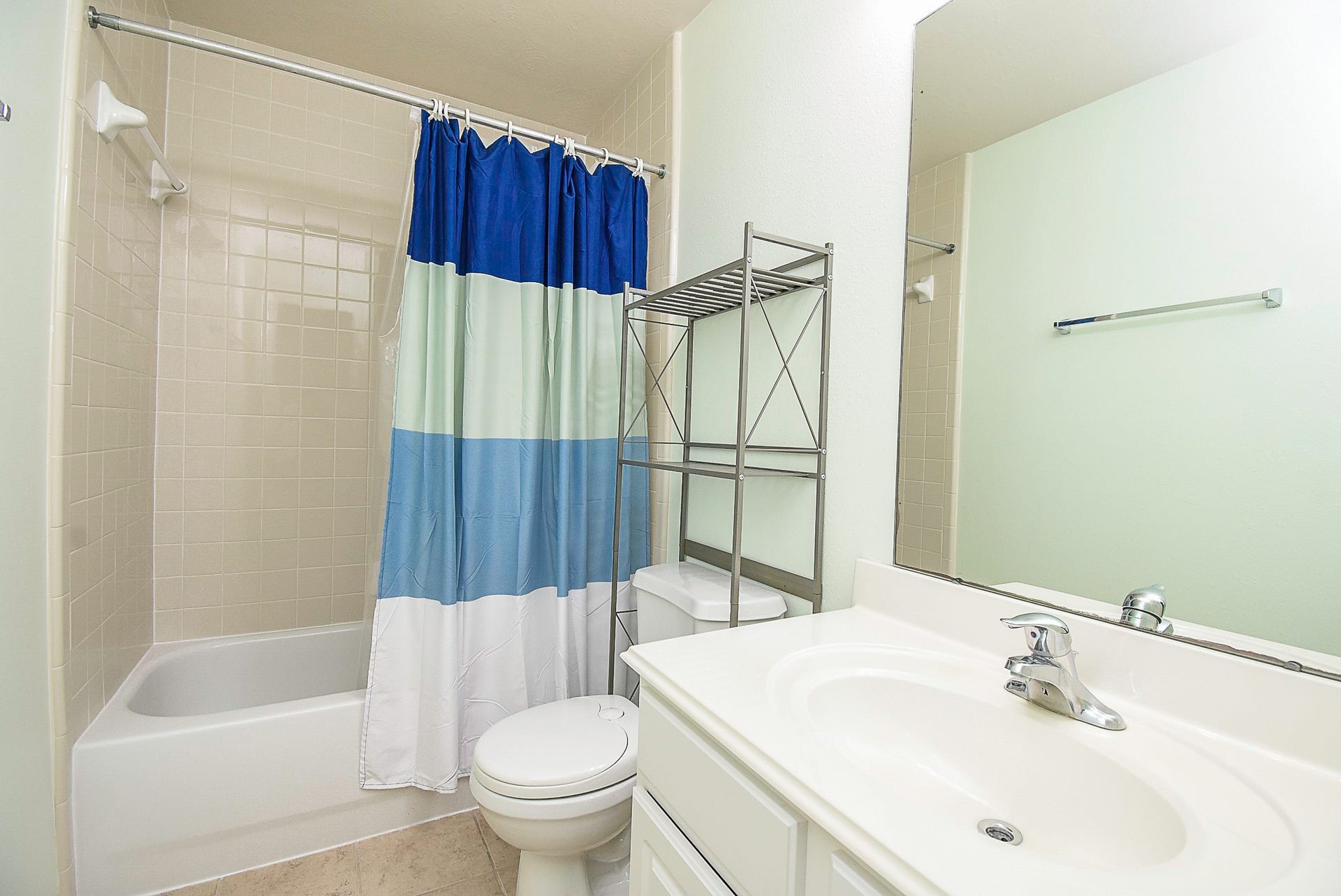 3615 Morning Gale Lane, Katy, TX 77494 Secondary bathroom featuring a tiled tub and shower combination.
