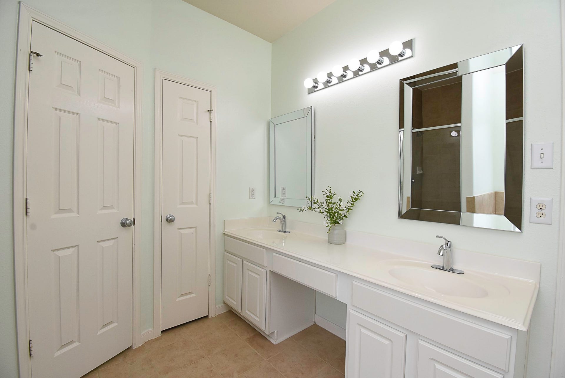 3615 Morning Gale Lane, Katy, TX 77494 Start your day in this spacious primary bathroom.