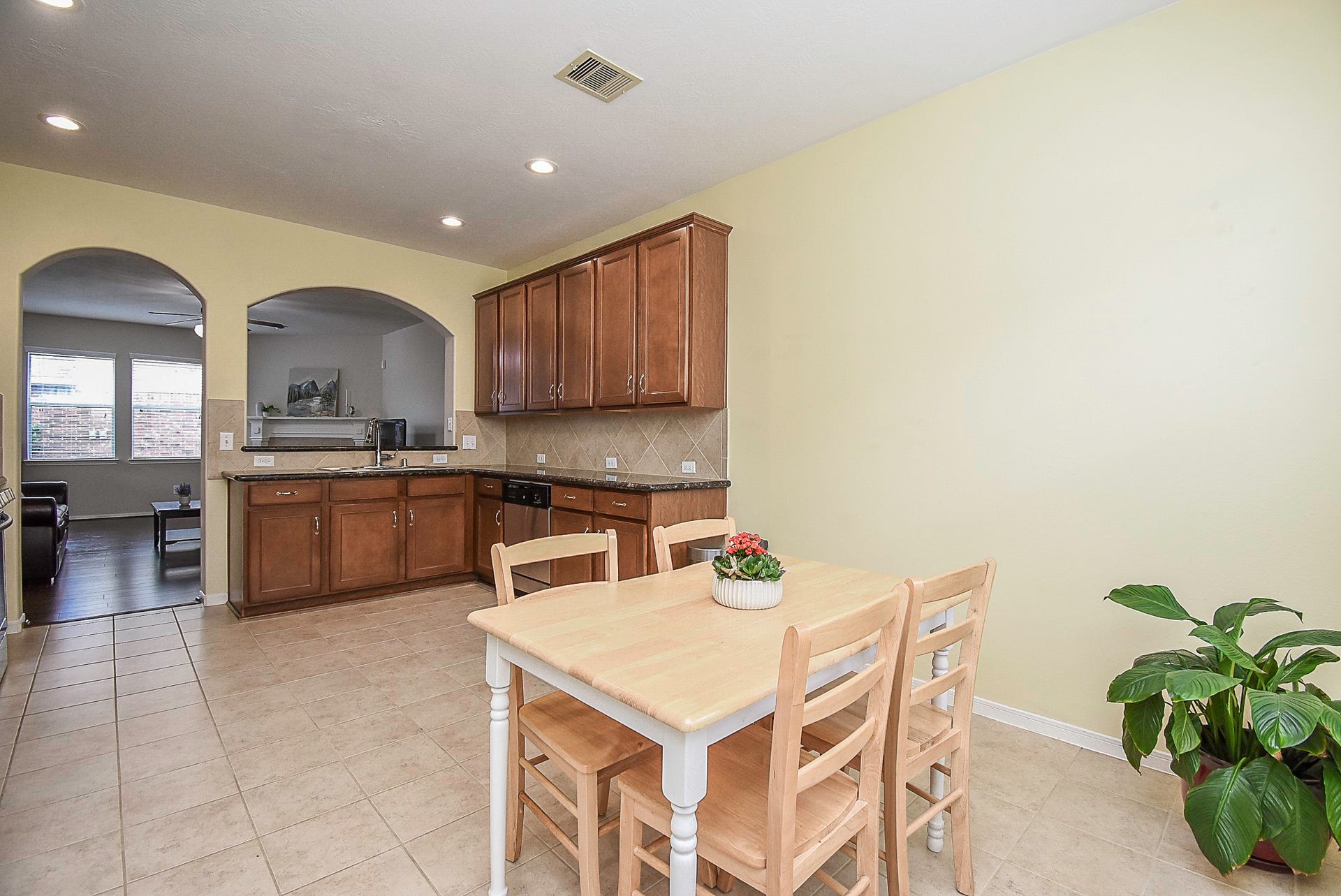 3615 Morning Gale Lane, Katy, TX 77494 The spacious breakfast area offers plenty of room for casual dining.