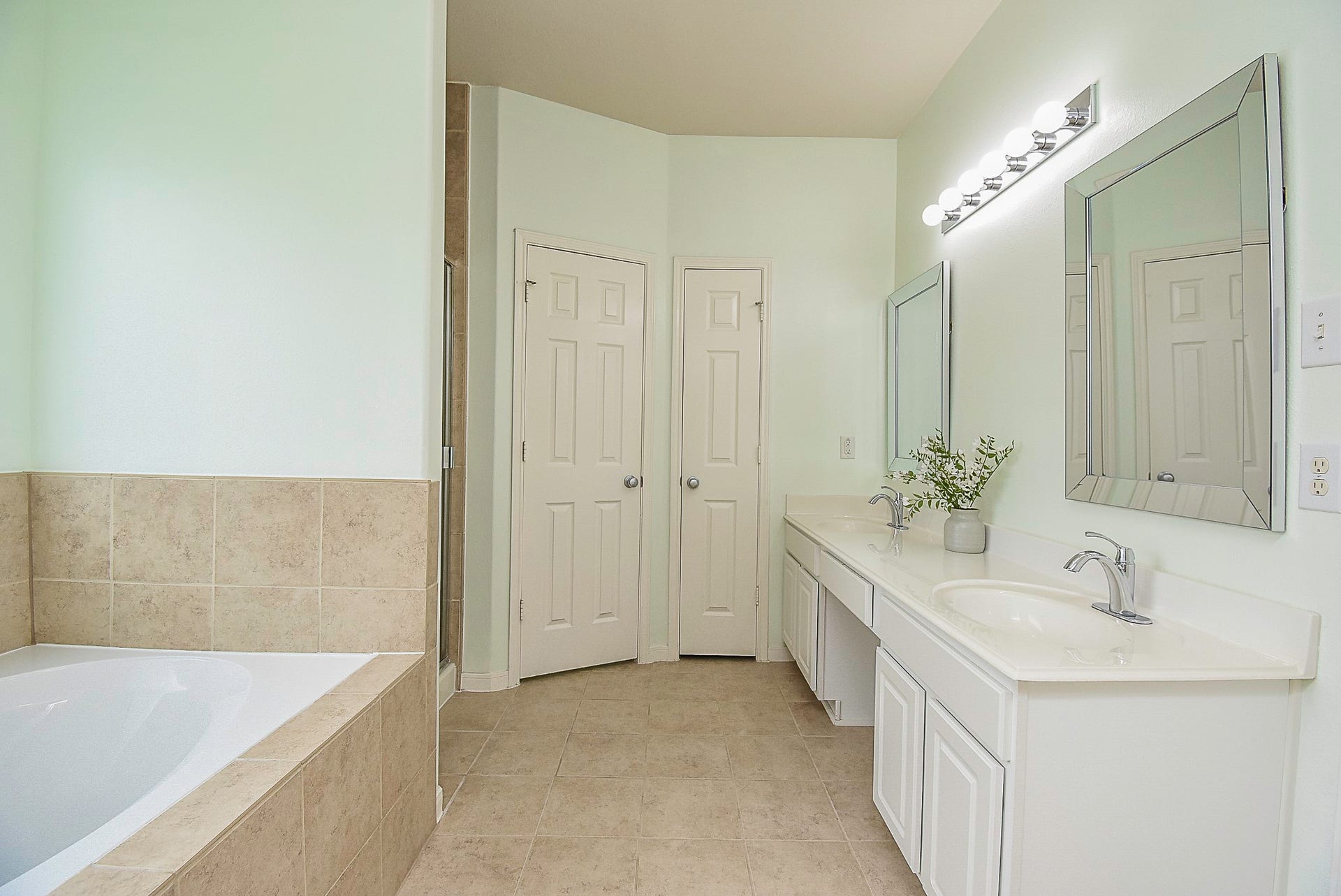 3615 Morning Gale Lane, Katy, TX 77494 Spacious en-suite bathroom featuring dual vanities and a soaking tub.
