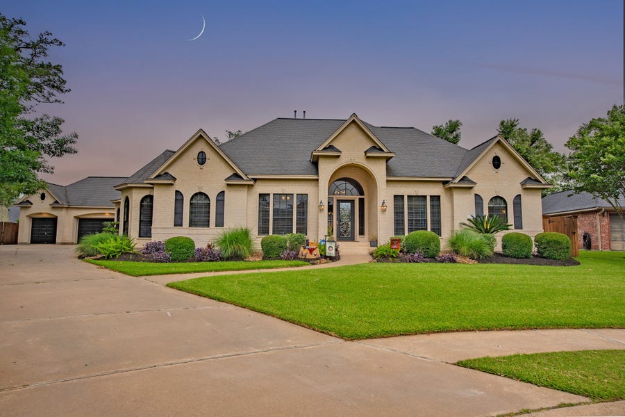 Property photo for 56 English Oak Court, Lake Jackson, TX