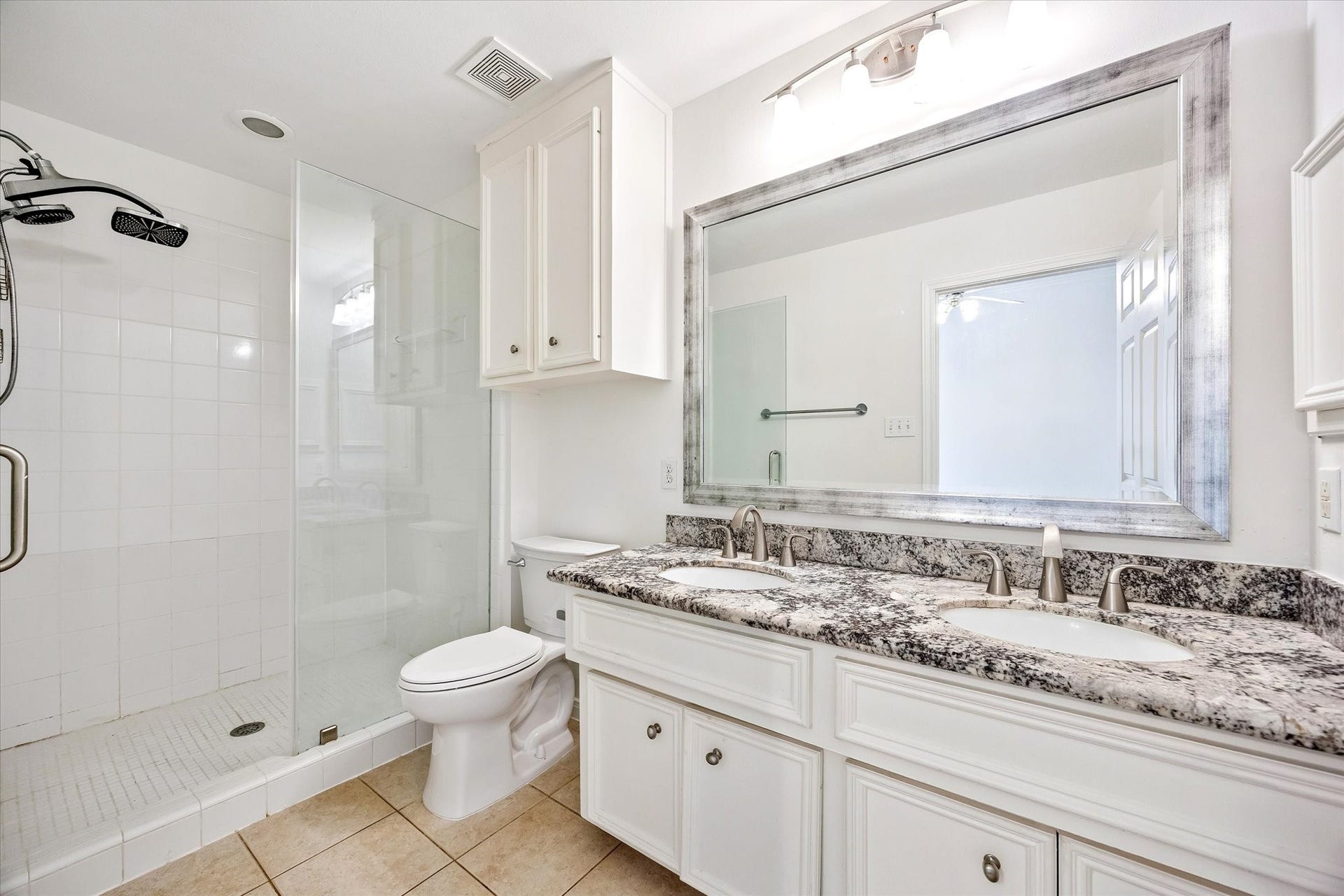 1008 Marconi Street, #A, Houston, TX 77019 An ideal primary bath with access to oversize walk-in closet.