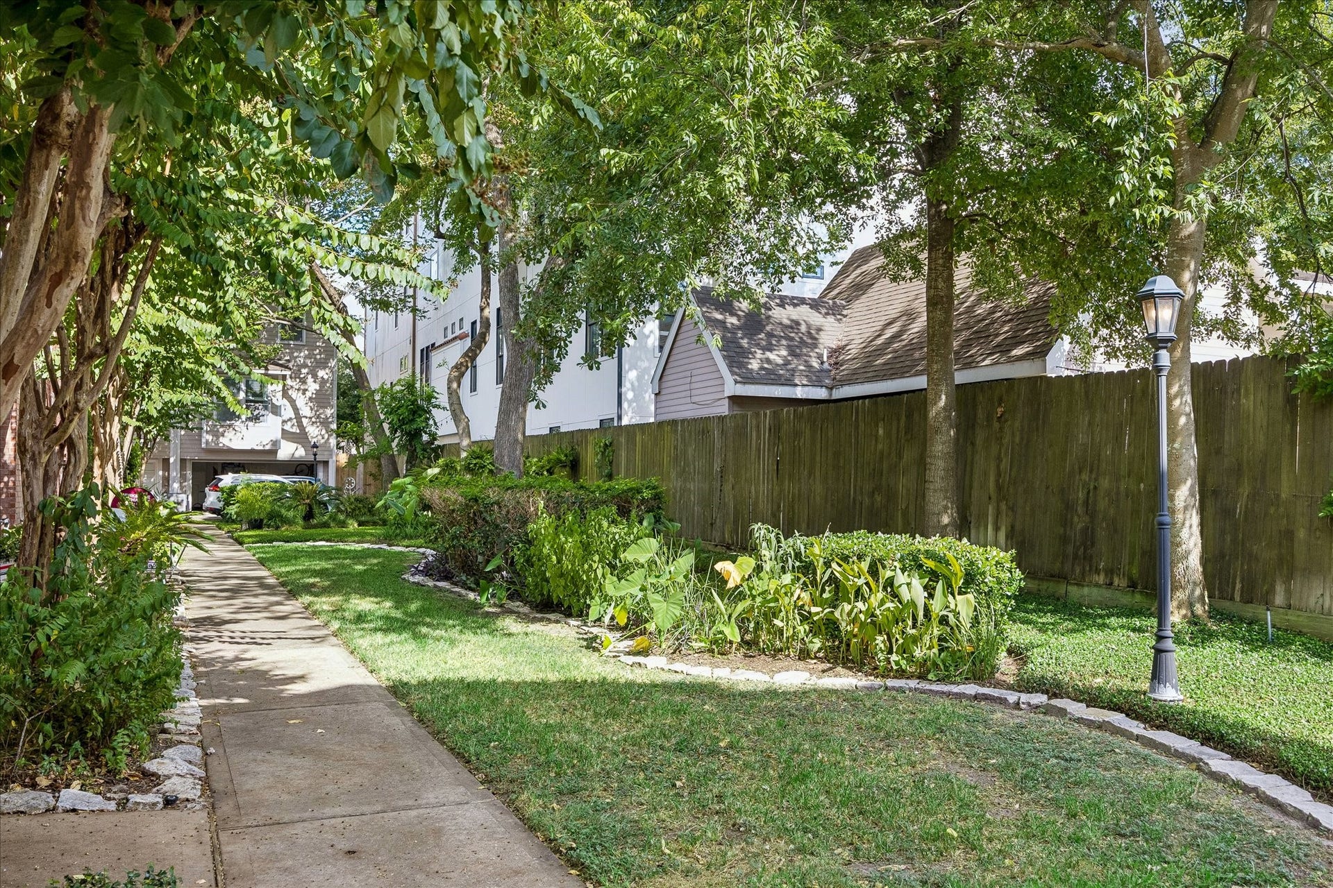 1008 Marconi Street, #A, Houston, TX 77019 Courtyard area/walkway within complex.