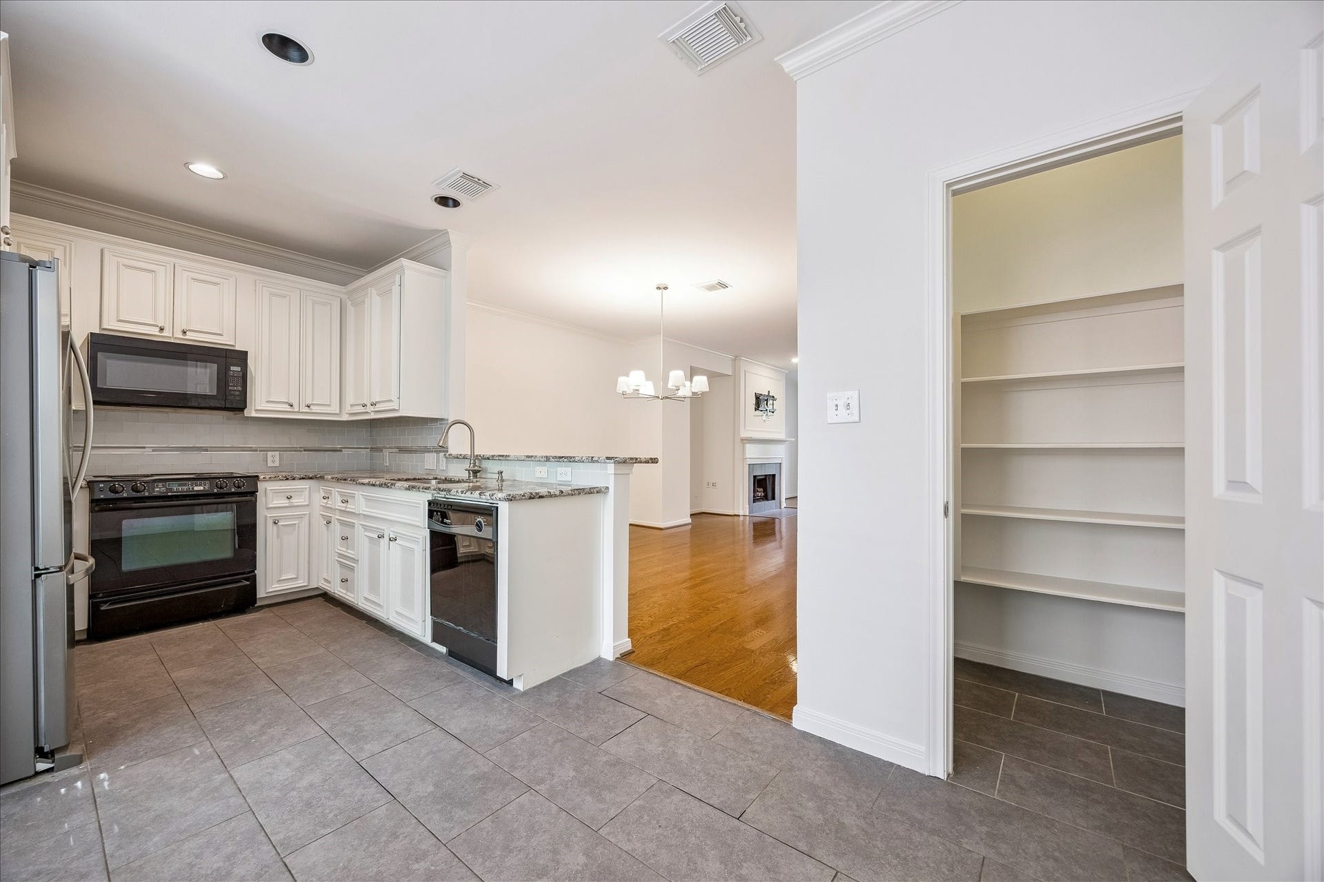 1008 Marconi Street, #A, Houston, TX 77019 Open kitchen with sprawling countertops, breakfast bar and ample storage.