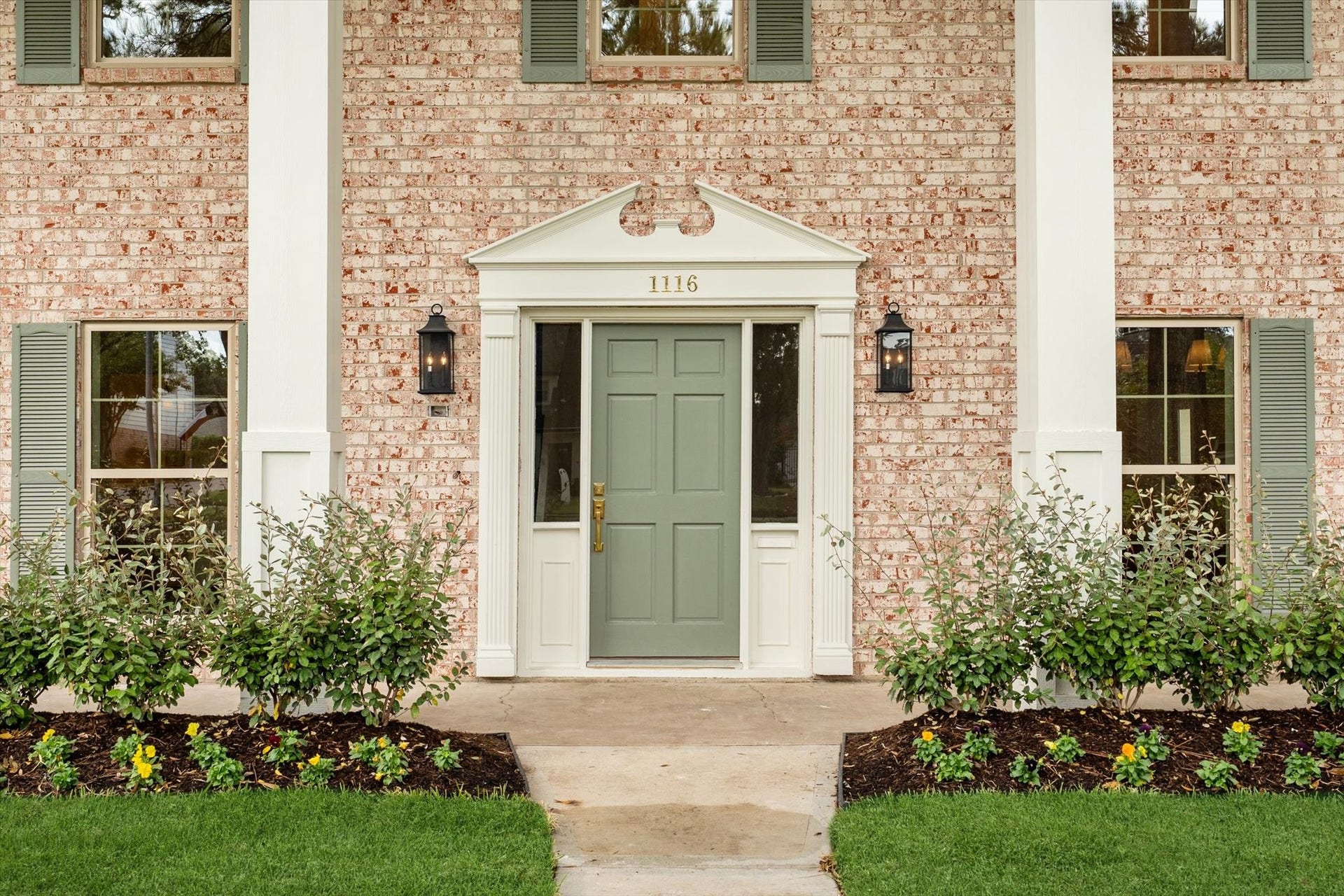 Attention to detail, and nothign was overlooked in this renovated SPP home.