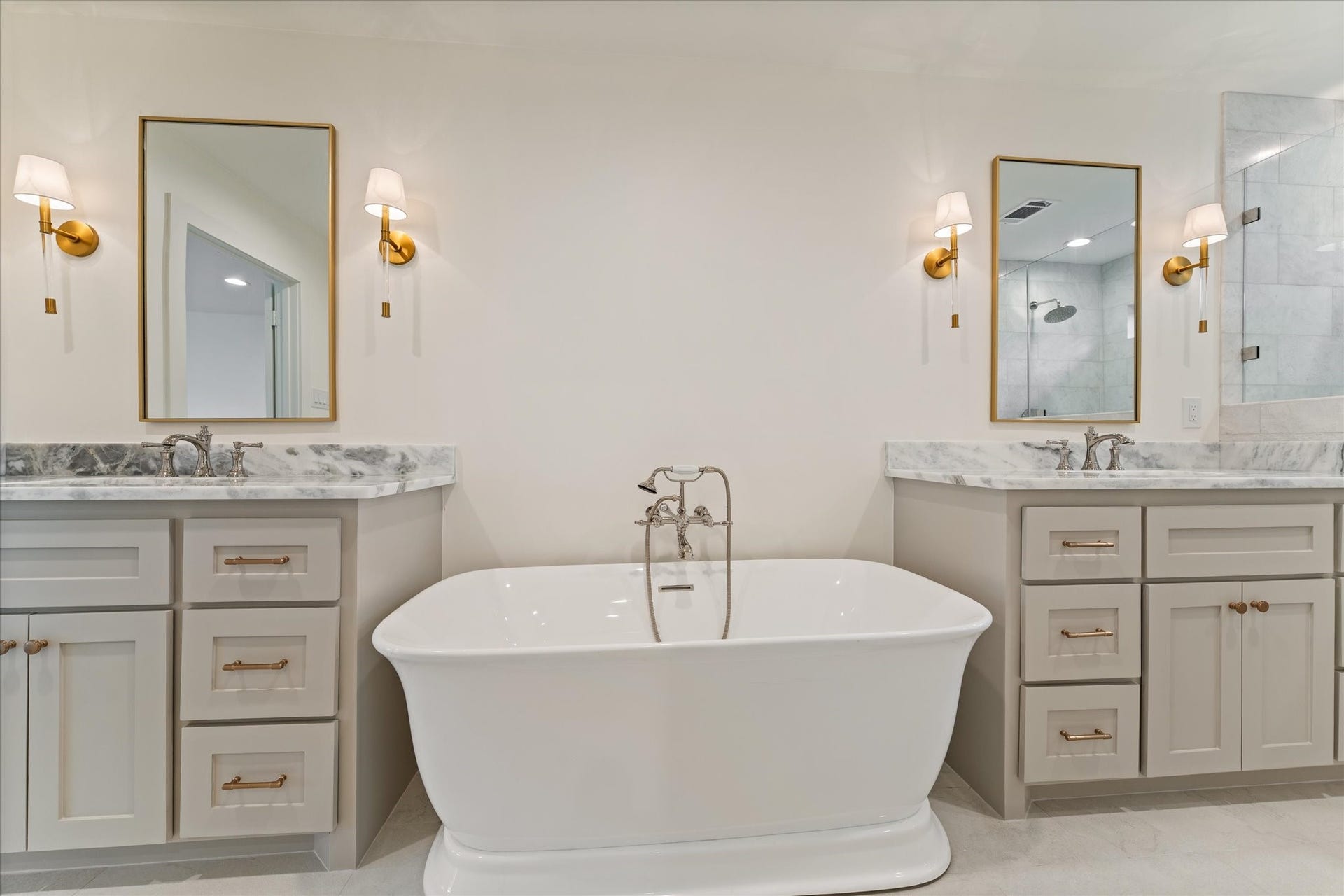 Soaking tub with double vanaity